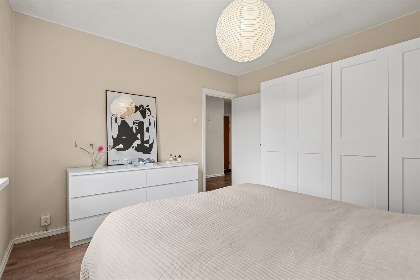 Rolig beliggenhet mot bakgård gir gode forhold for søvn og hvile. Galleribilde