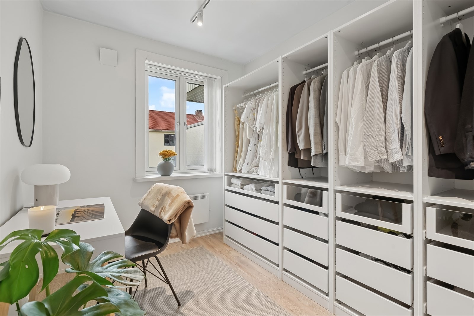 Lyst og trivelig rom med praktisk størrelse og mange bruksmuligheter. Galleribilde