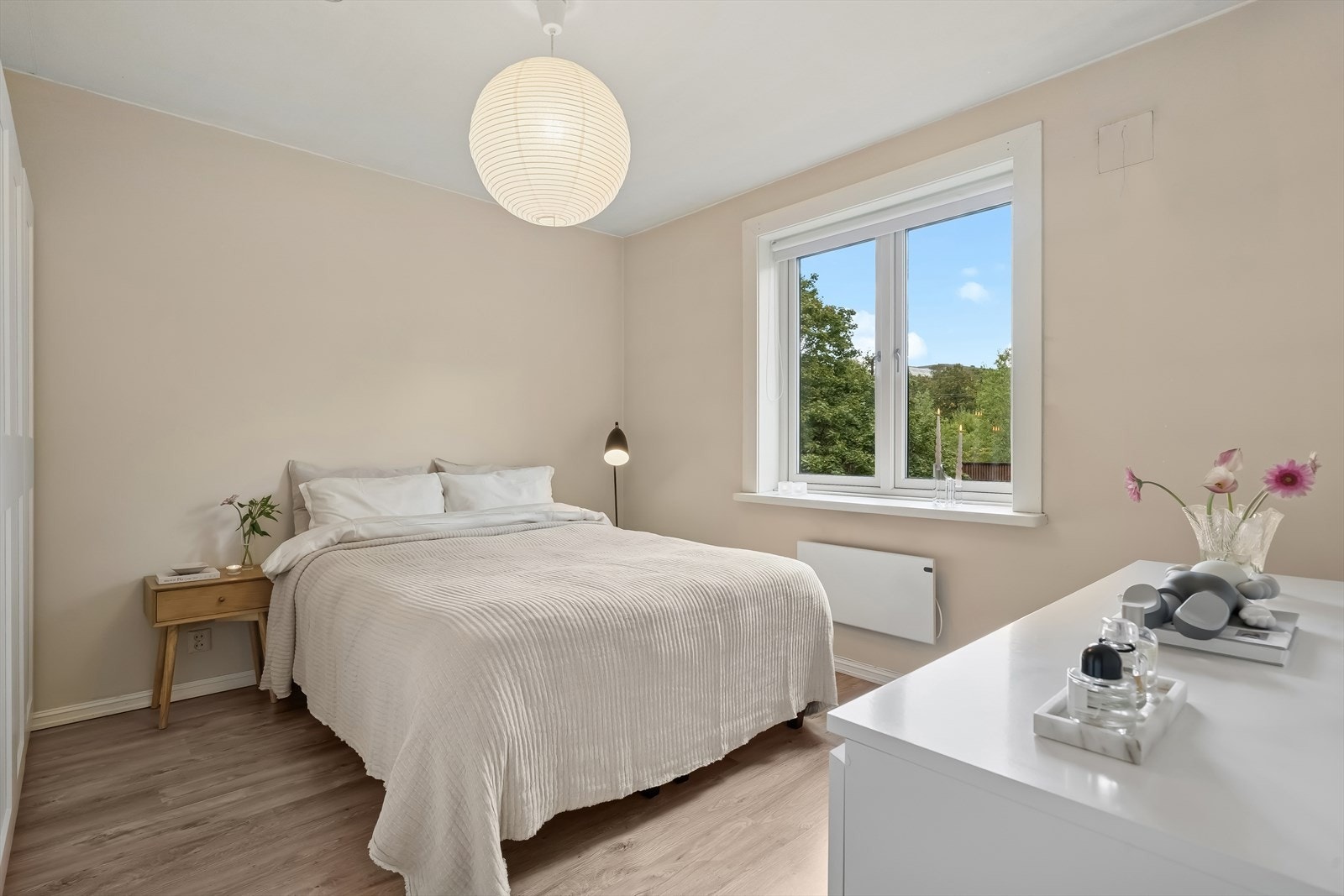 Romslig hovedsoverom med plass til dobbeltseng og garderobeløsning. Galleribilde