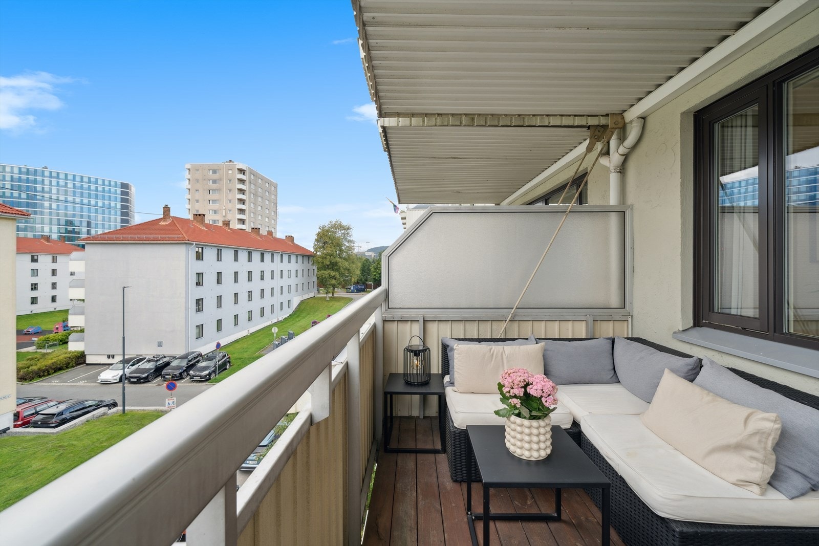 Balkongen vender mot rolige omgivelser og gir en lun atmosfære. Galleribilde