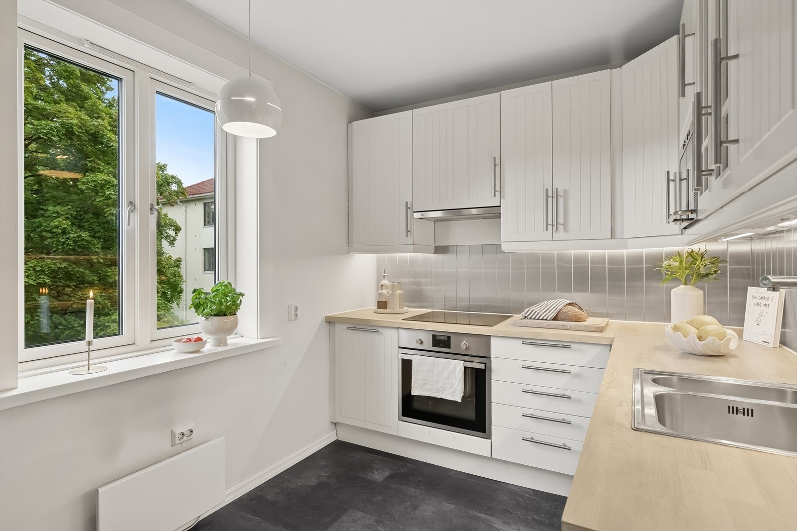 Effektiv planløsning med godt med benkeplass og smarte oppbevaringsløsninger. Galleribilde