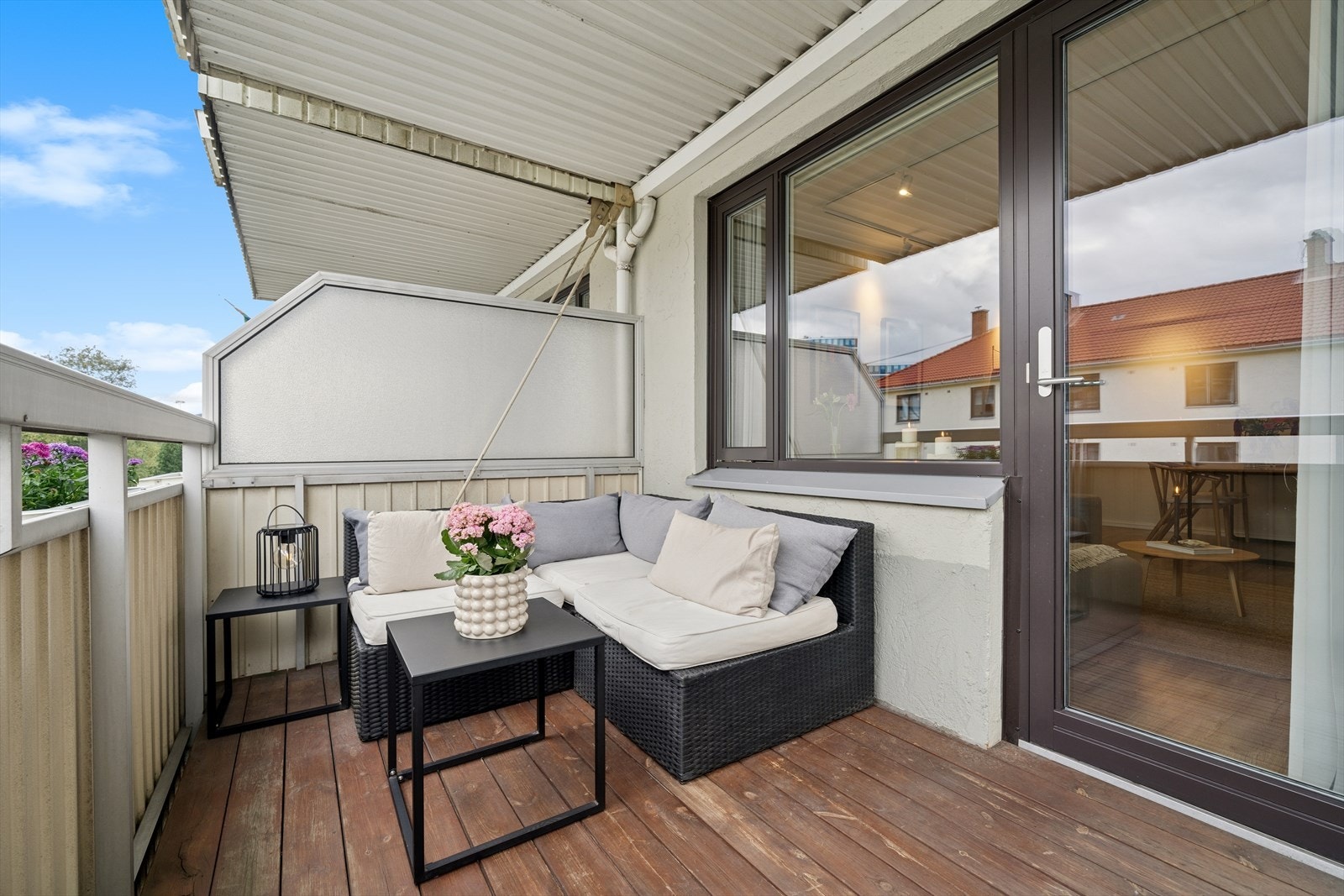 Solrik balkong med plass til både sittegruppe og grønne planter. Galleribilde