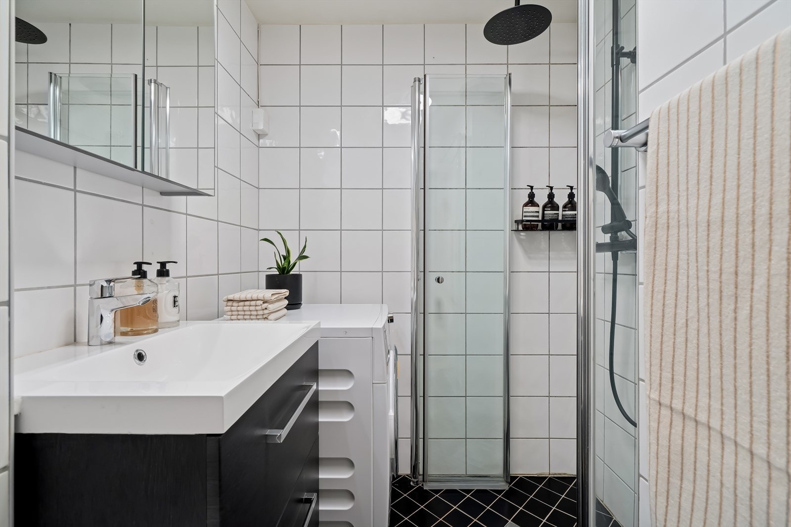 Flott bad med dusjhjørne, toalett og innredning med god oppbevaring. Galleribilde