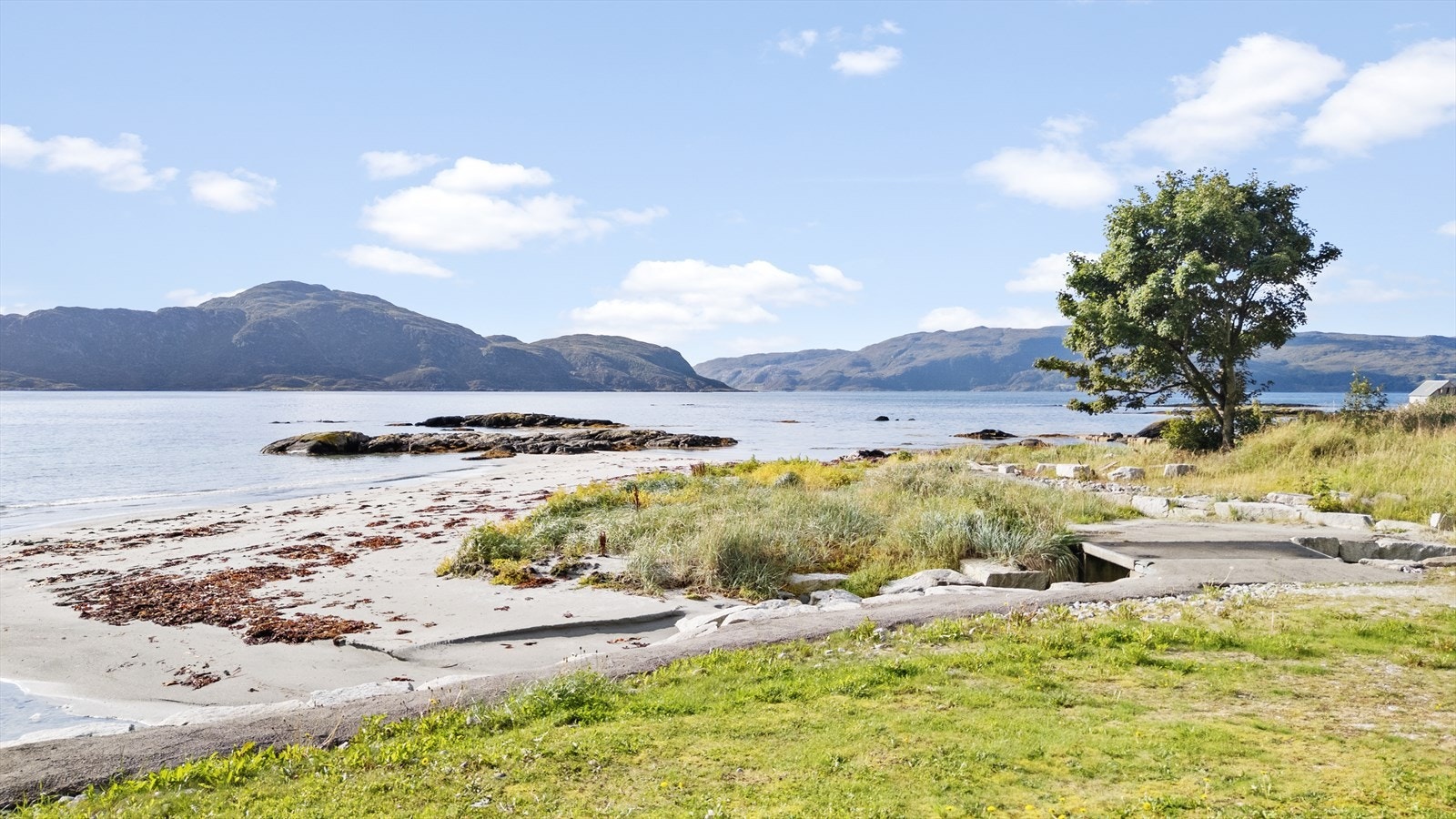 Nydeleg strand rett nedfor bustaden Galleribilde