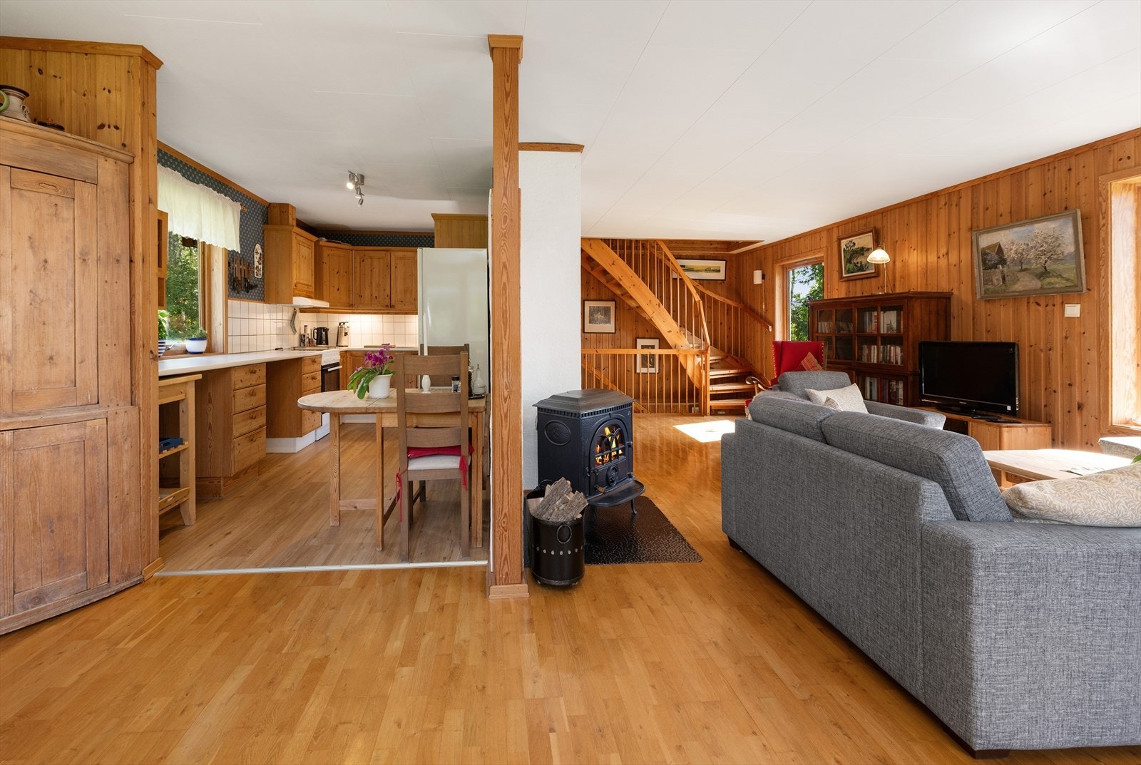 Vedovnen i stuen gir god og lun varme på kjøligere dager. Galleribilde