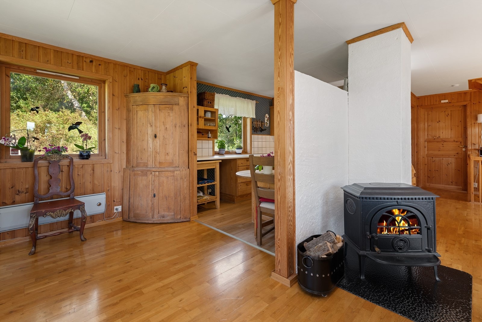 Fra stuen er det inngang til kjøkkenet. Galleribilde