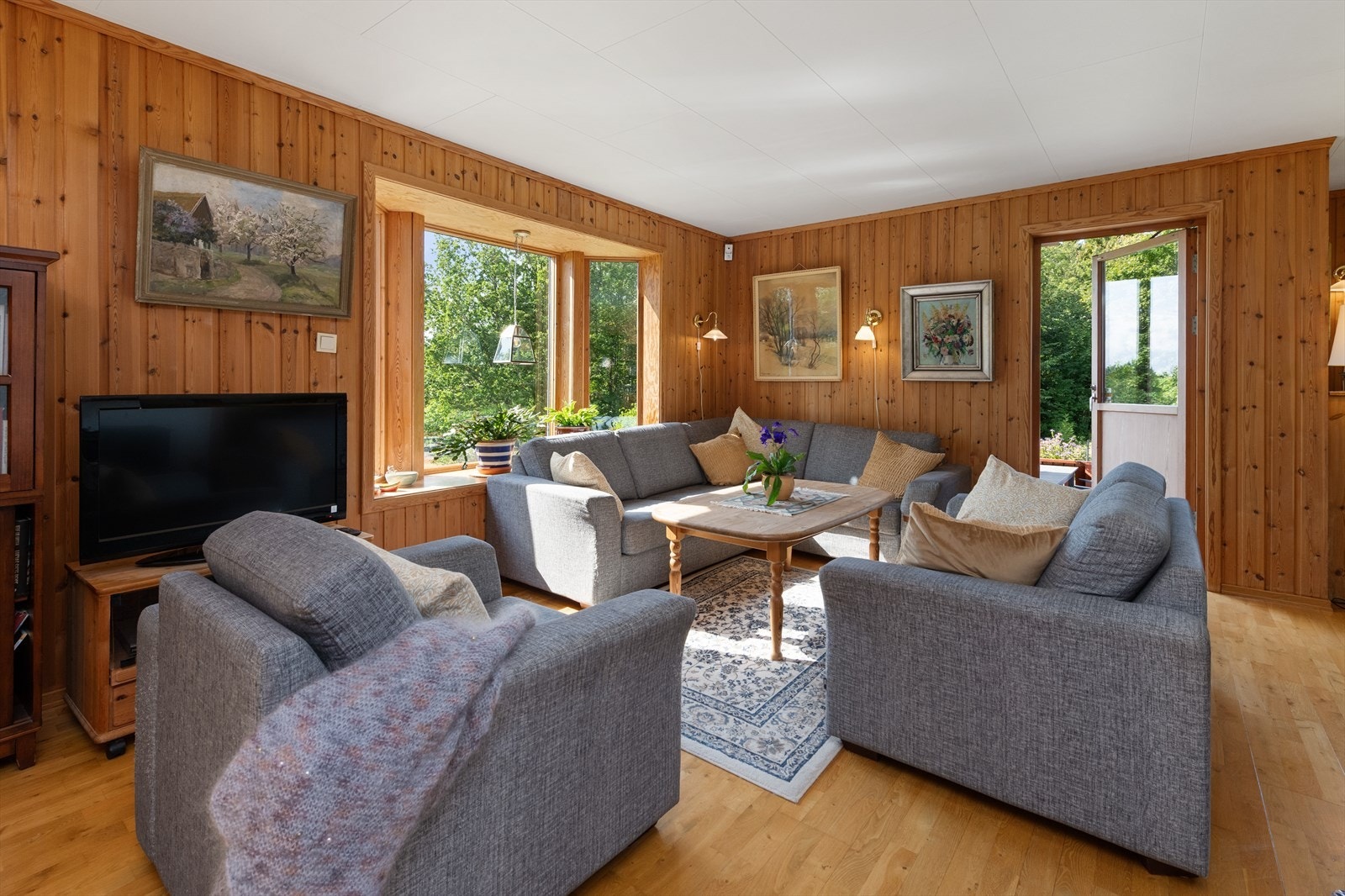 I stuen er det god plass til en større sofagruppe, bord og tv-benk. Utgang til terrasse. Galleribilde