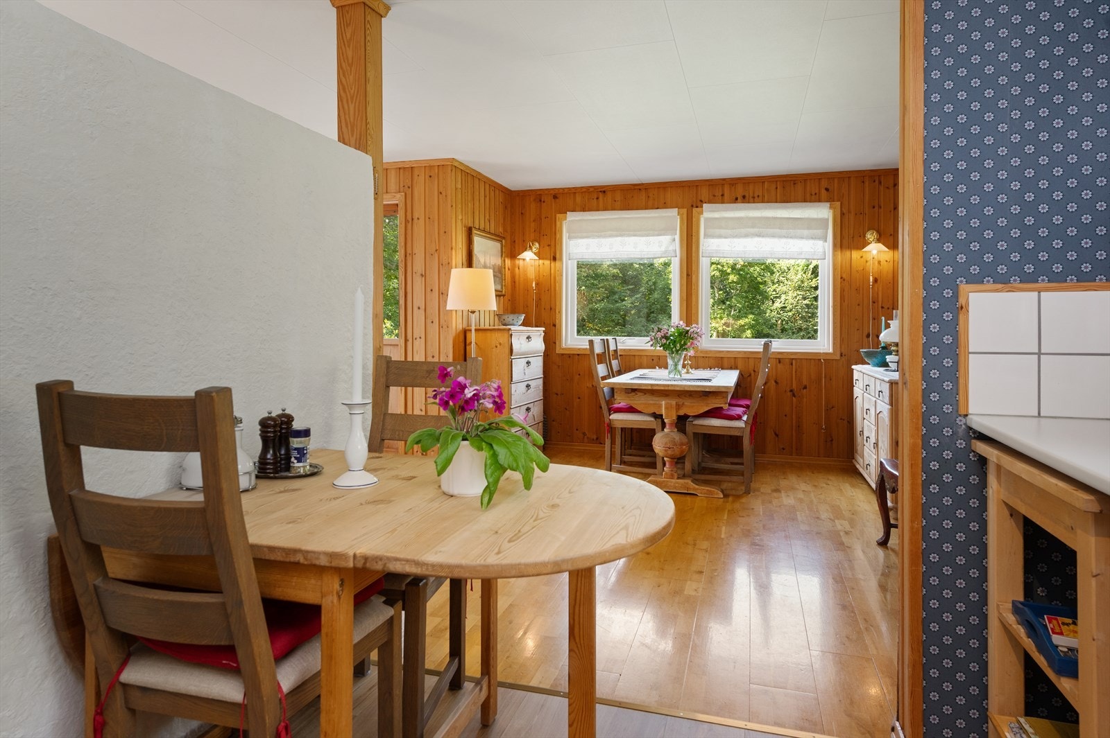 Kjøkken med spiseplass. Galleribilde