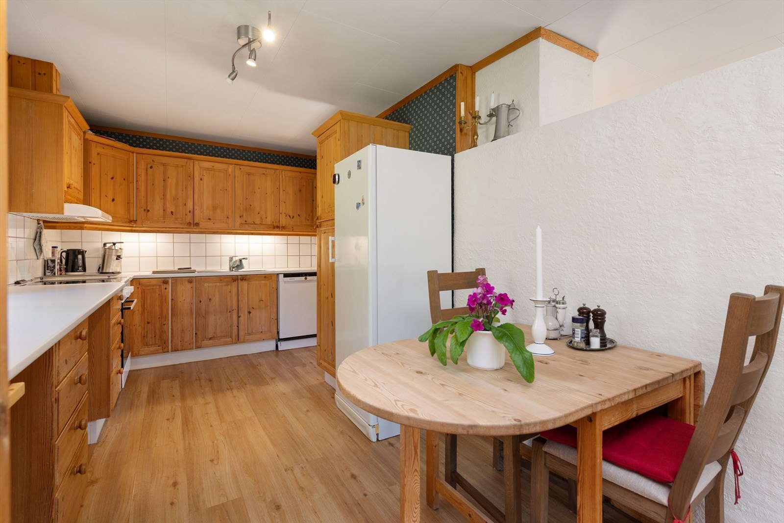 Kjøkkenet består av skap-/skuffer for oppbevaring, godt med benkeplass og det er fliser over kjøkkenbenken. Galleribilde