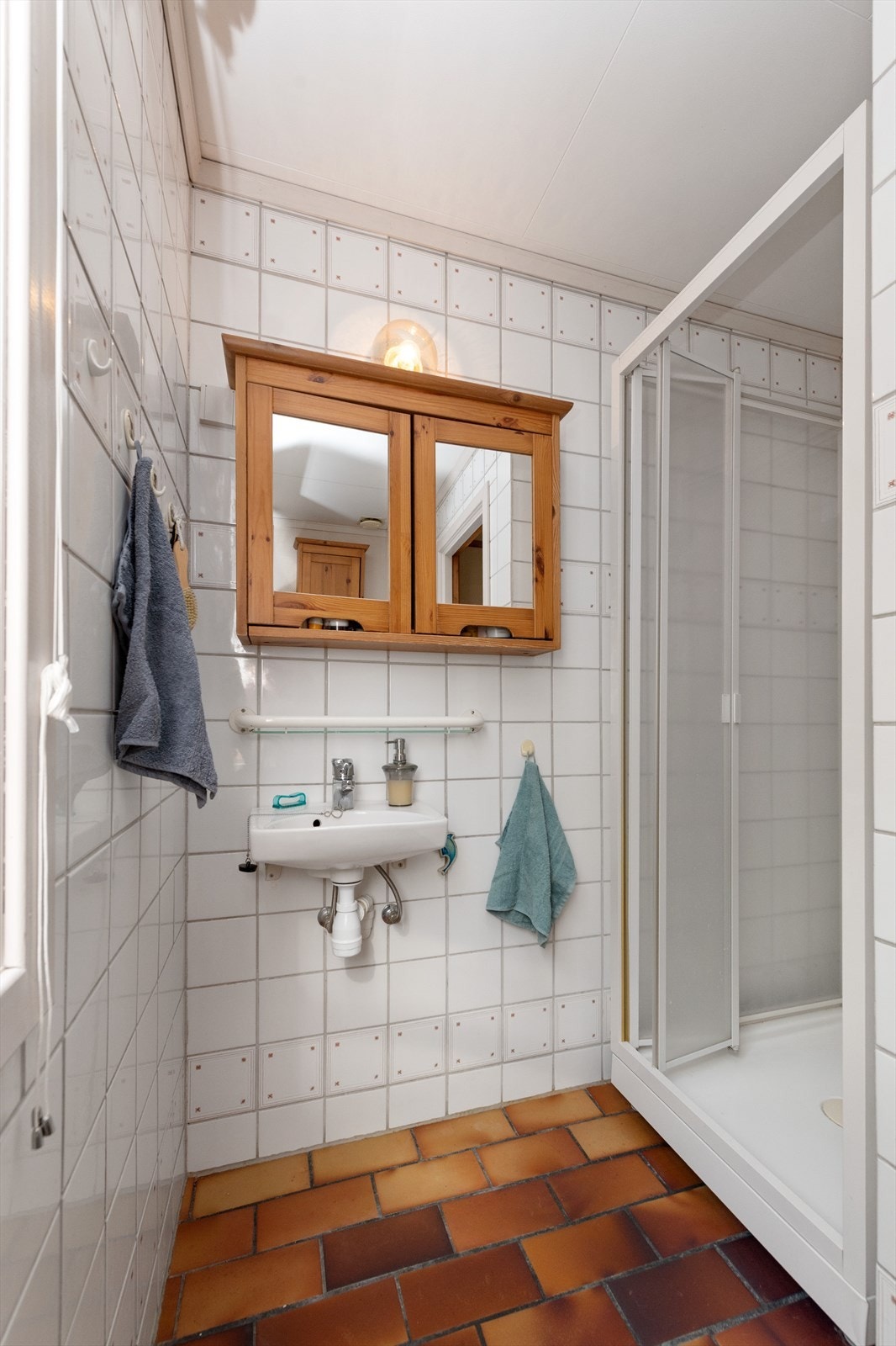 Bad består av servant, dusjhjørne og gulvklosett. Galleribilde