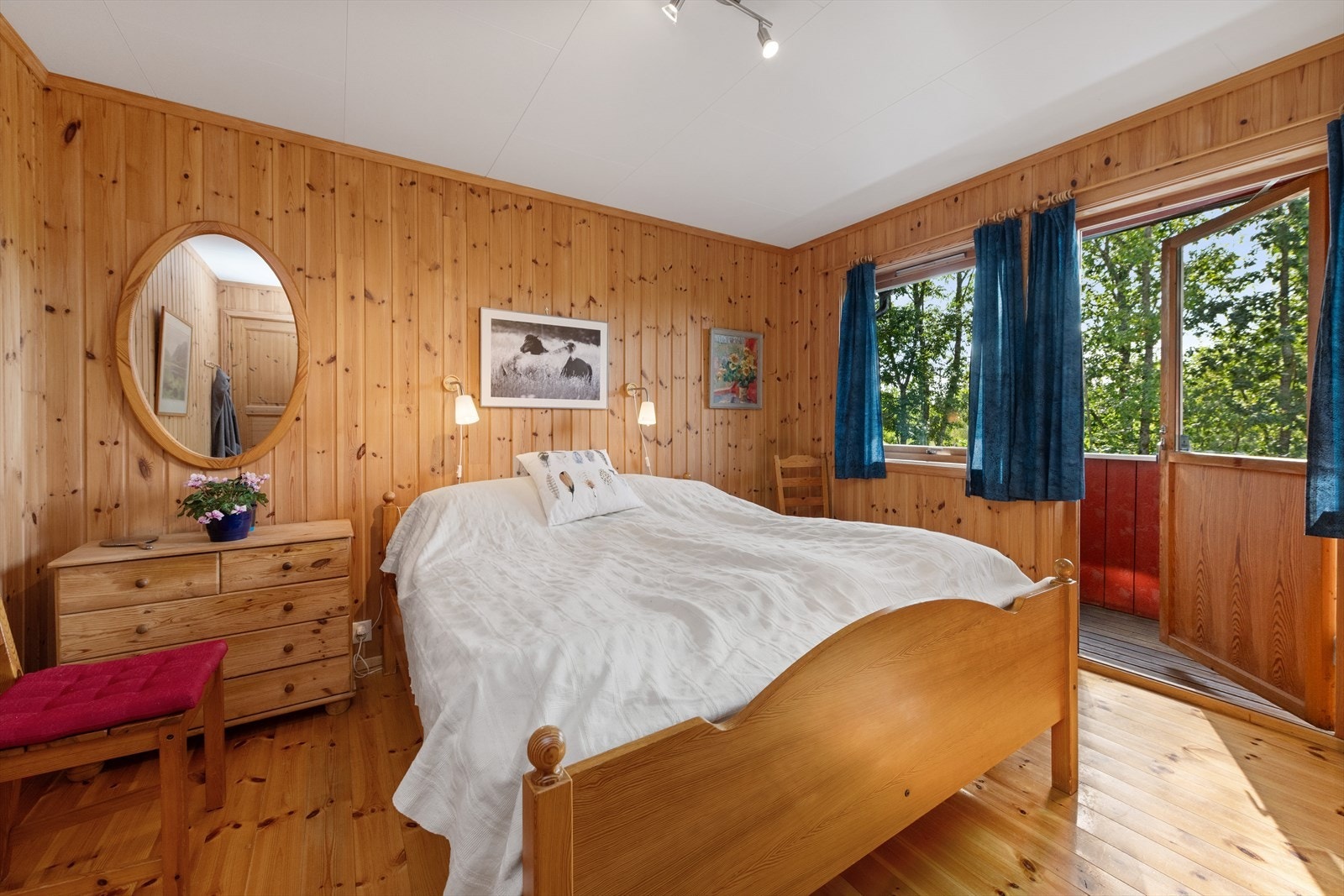 Soverom (1) har god plass til en større dobbeltseng med nattbord. Utgang til balkong. Galleribilde