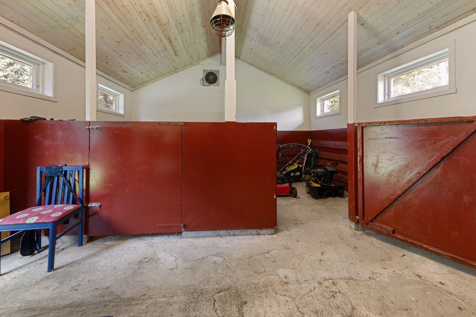 Stallen (1989) har plass til 2 hester. Galleribilde