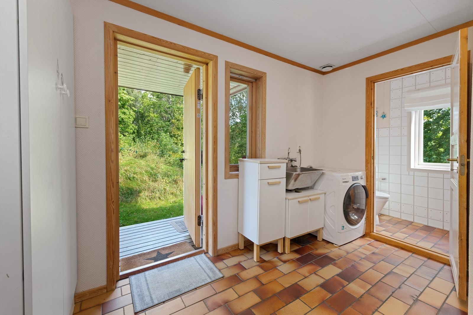 Vaskerom med utslagsvask og opplegg for vaskemaskin. Galleribilde