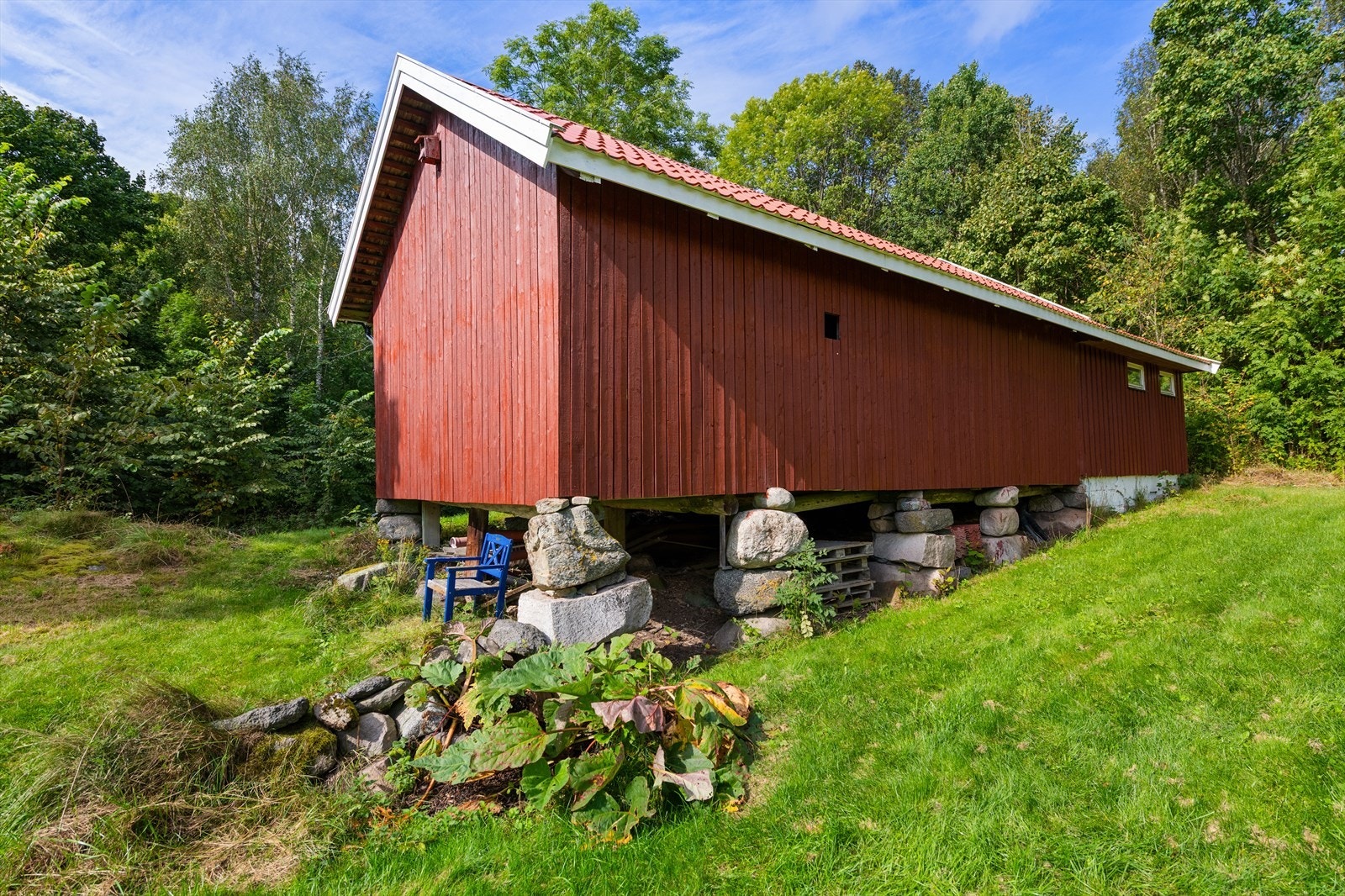 Låven med stall. Oppført trolig fra 1890 årene, senere rehabiligert. Der hvor fjøset lå, er det oppført en stall med plass til to hester. Stallen ble oppført i 1989 samtidig med våningshuset. Galleribilde