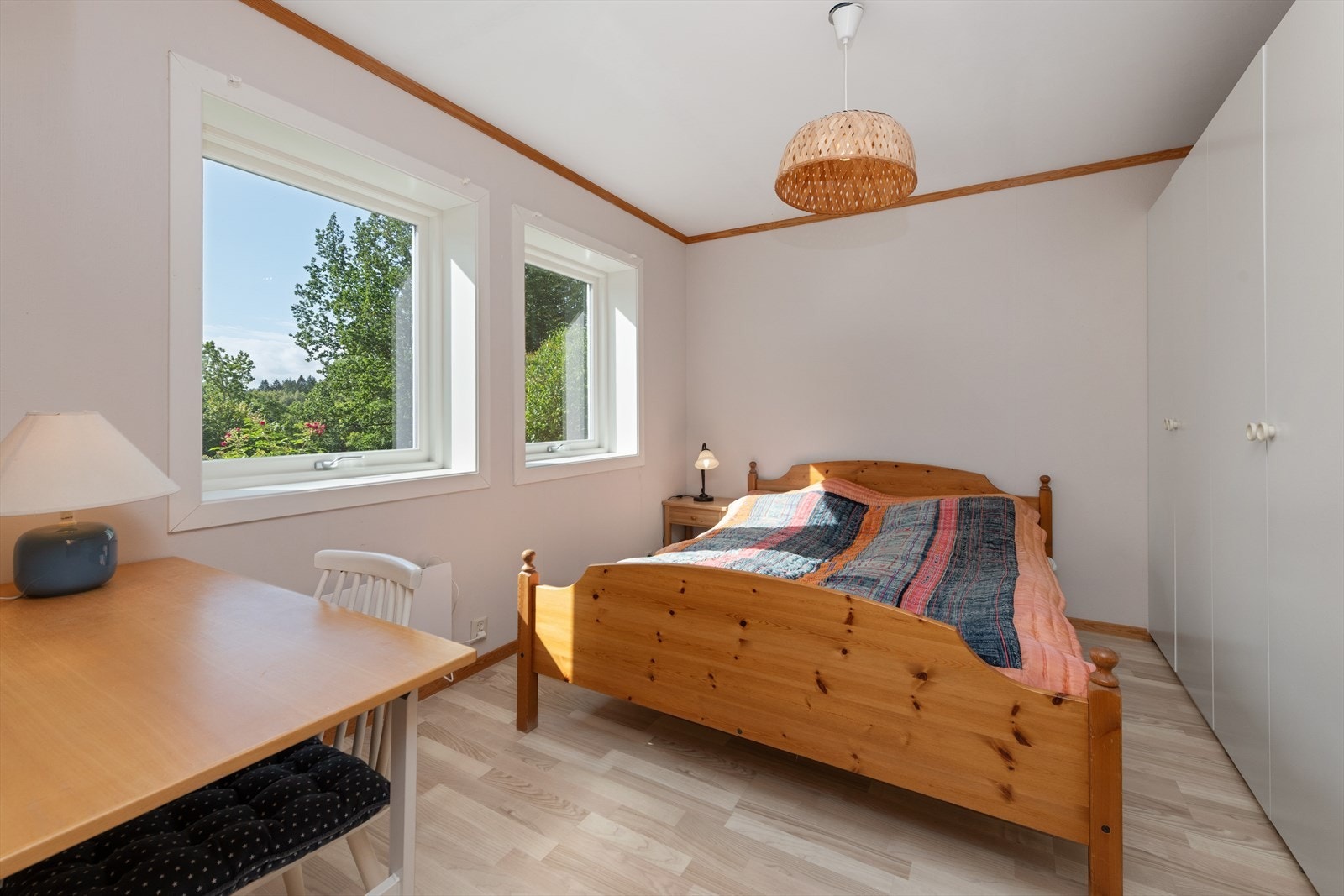 Soverom (3) har plass til dobbeltseng med nattbord. Garderobeskap. Galleribilde