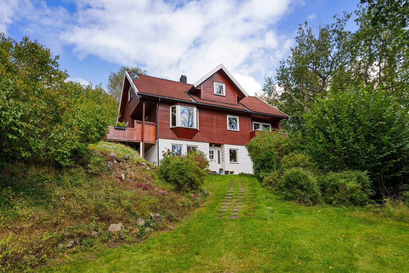 Ødegårdsveien 150 i Vestby byr på et lite småbruk med sjel - perfekt for deg som søker ro og landlig idyll. Bolighuset er et standard Mesterhus for oppføring i skrånende terreng. Galleribilde