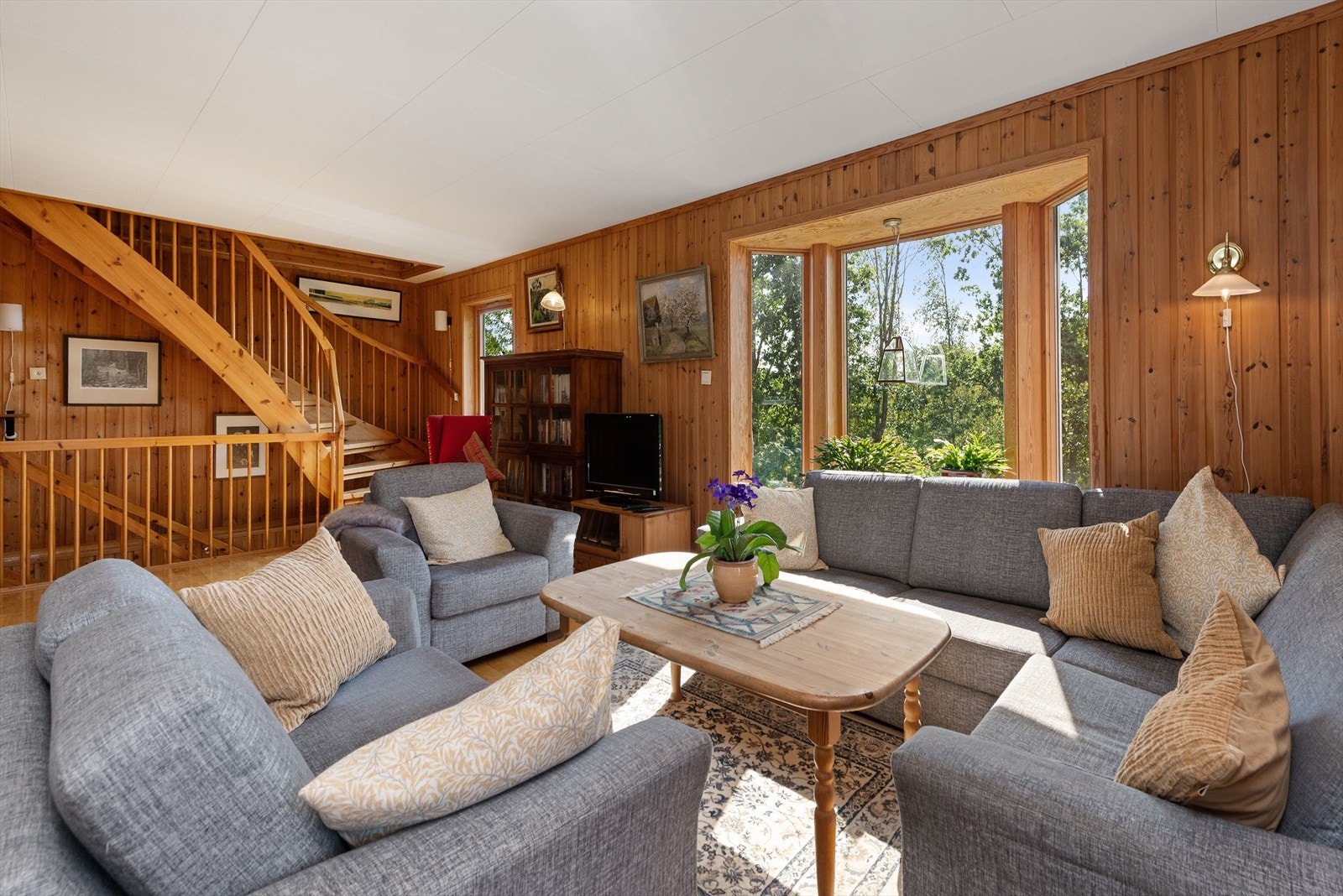 Flere vindusflater slipper mye naturlig lys inn i rommet. Galleribilde