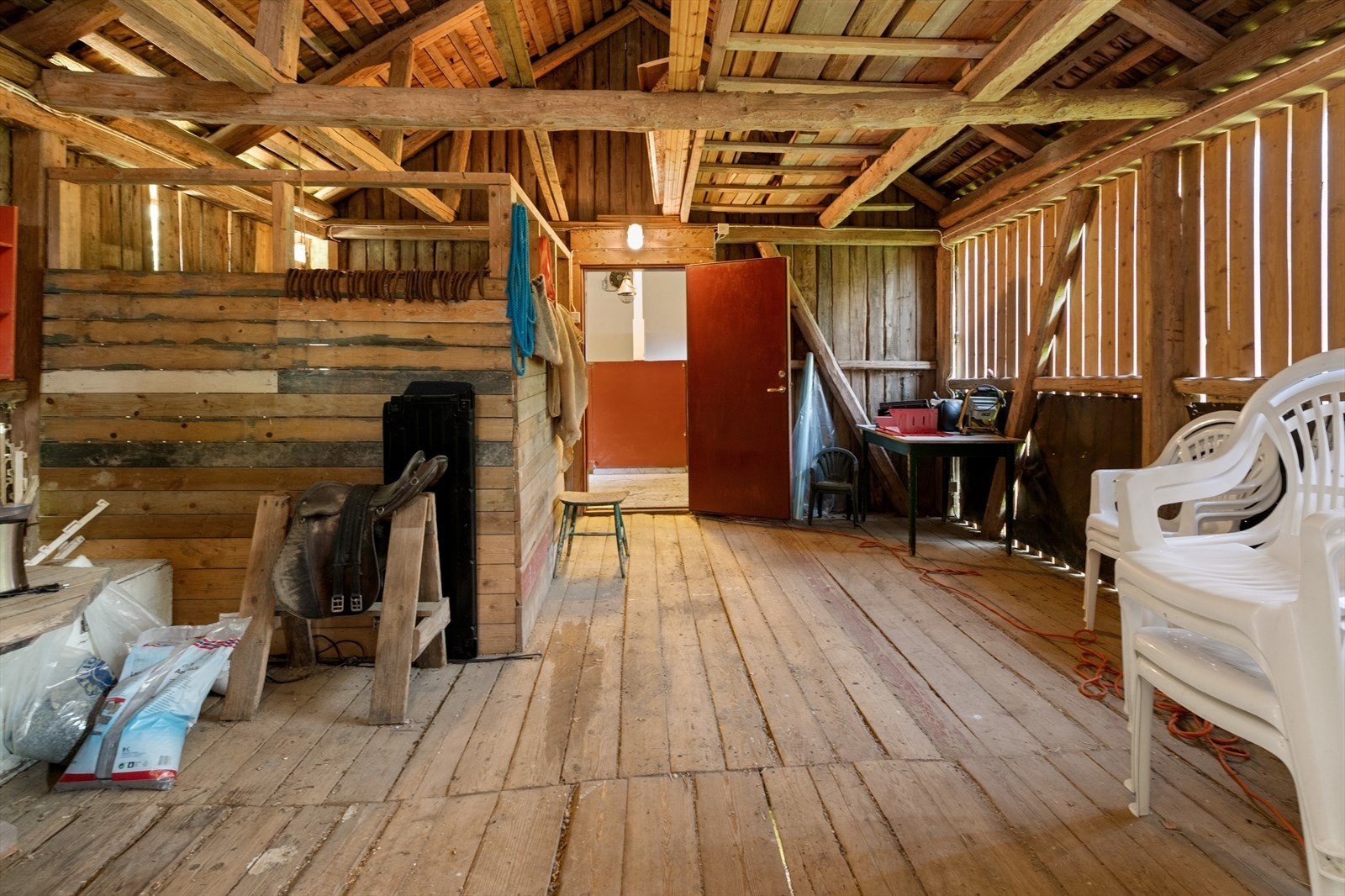 Låven - mange bruksmuligheter. Stallen (med plass til to hester) er i enden. Galleribilde