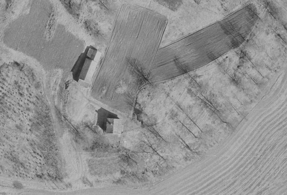 Flyfoto fra 1972 - Låven (stor bygning). Opprinnelig hus ble revet i forbindelse med at ny bolig ble oppført i 1989. Galleribilde