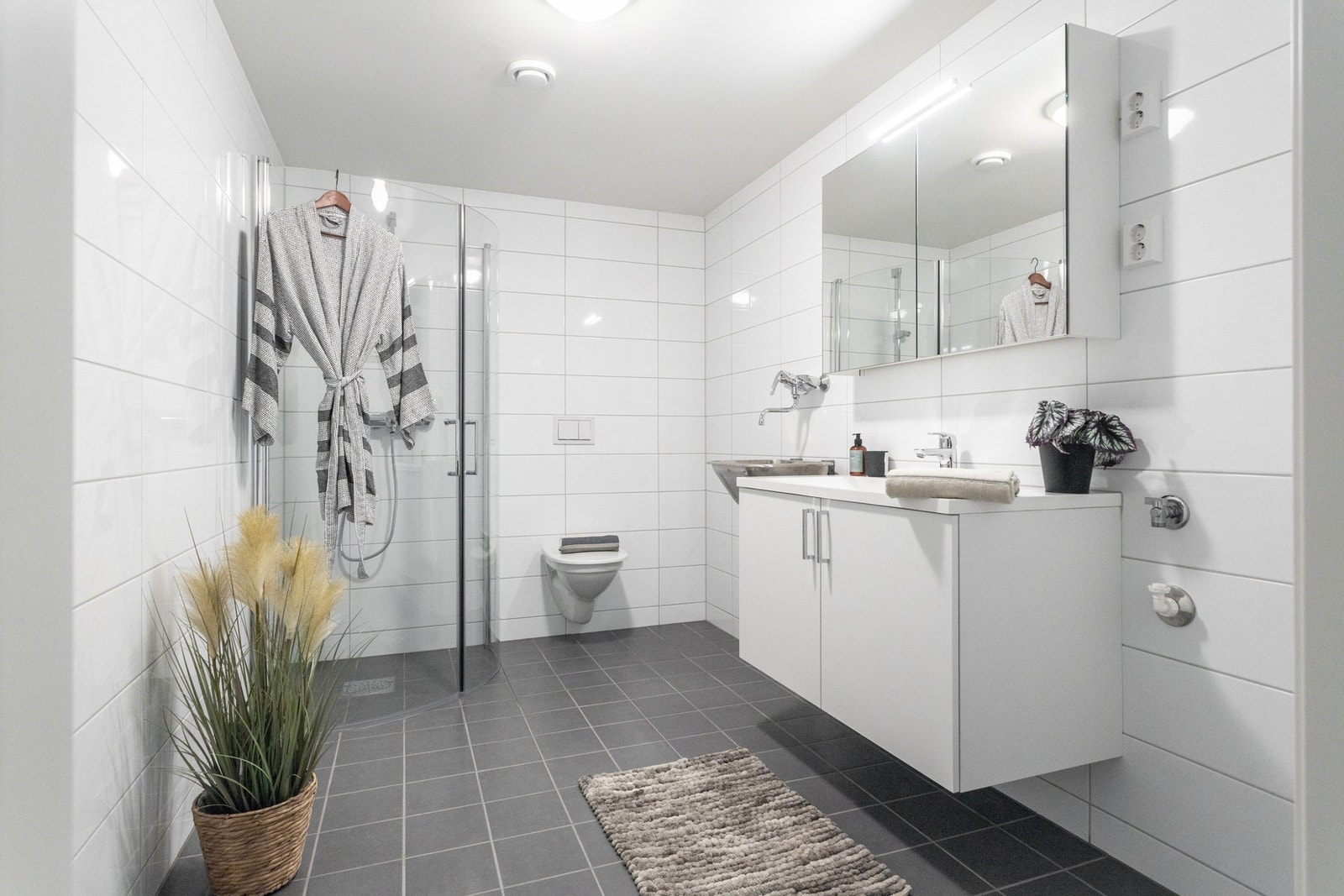 Bad /vaskerom - 6,5 kvm. Flislagte overflater med varme i gulv. Galleribilde