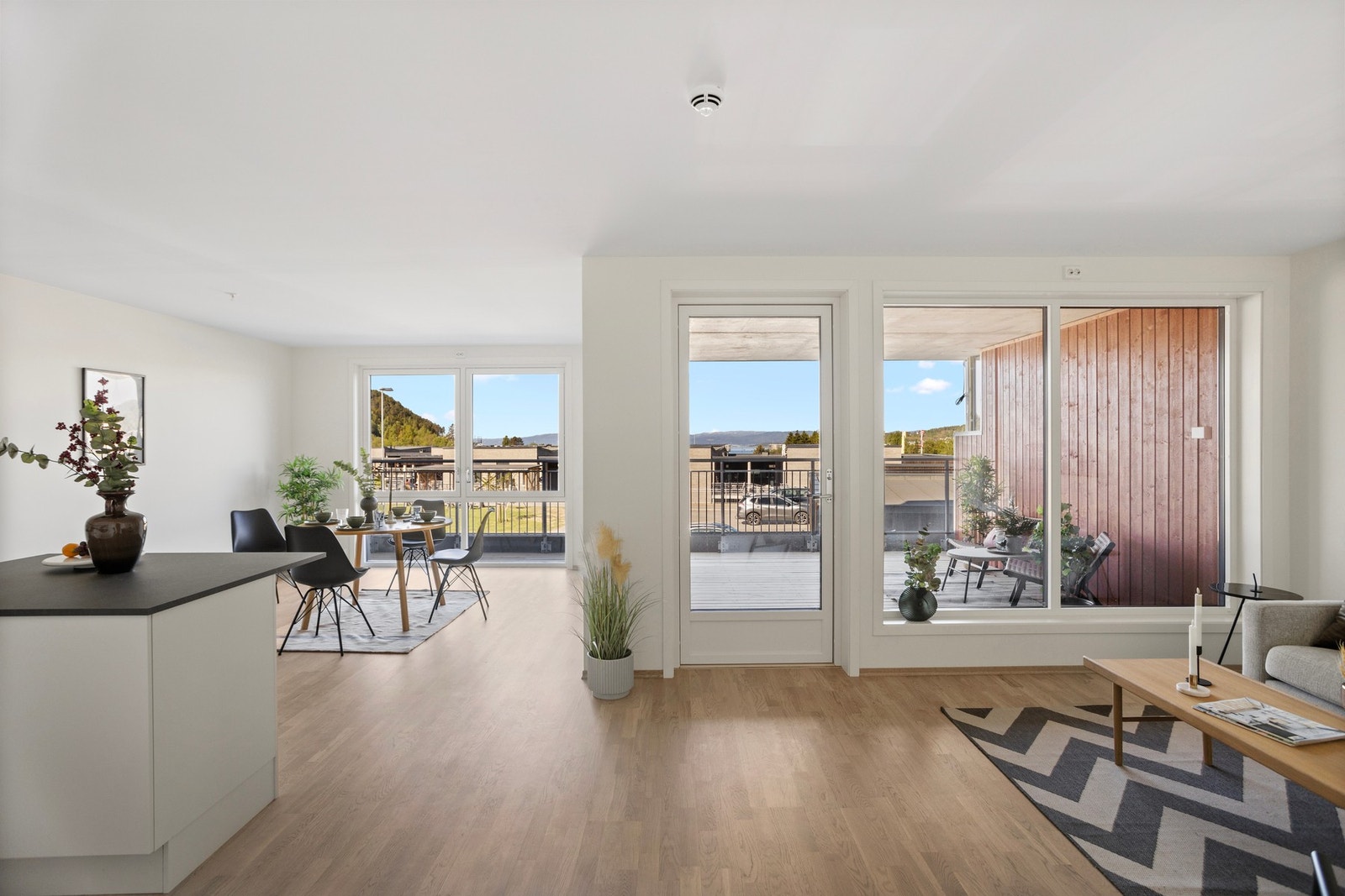 Stue og kjøkken måler 39,4 kvm. Det er vannbåren varme i stue, kjøkken og gang . Galleribilde