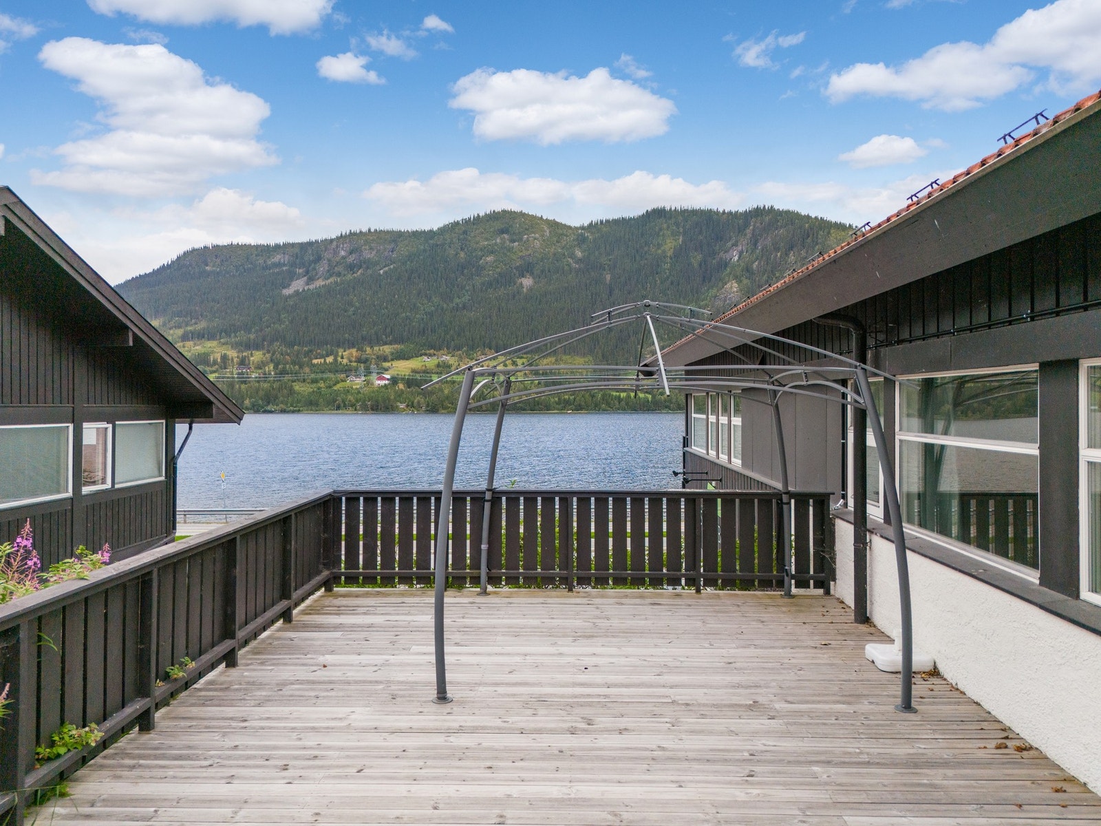 Felles terrasse ut fra felles stue/kjøkken arealer Galleribilde