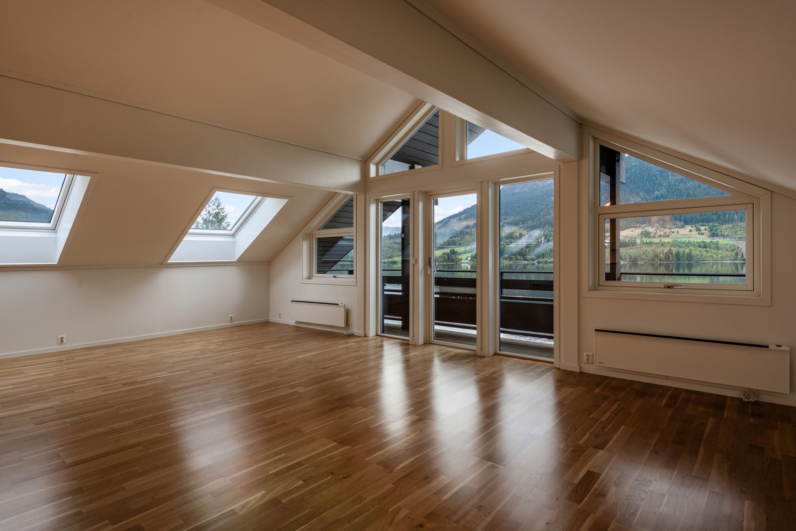 Stuen er lys og romslig, med utgang til egen balkong Galleribilde