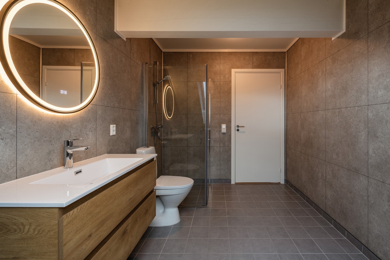 Stort bad med dusjhjørne Galleribilde