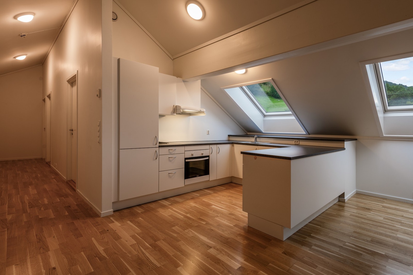 Kjøkkenet er praktisk med god skap- og benkeplass Galleribilde