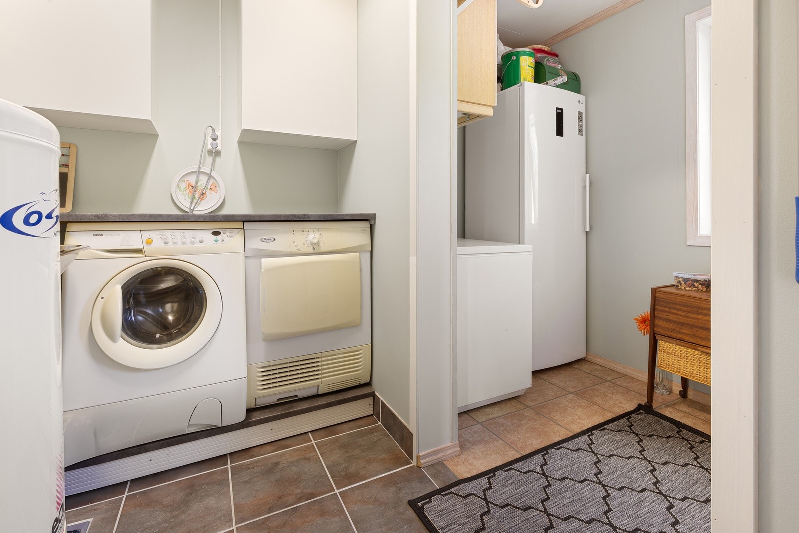 Praktisk vaskerom tilliggende badet, med enkel innredning og opplegg for vaskemaskin. Galleribilde