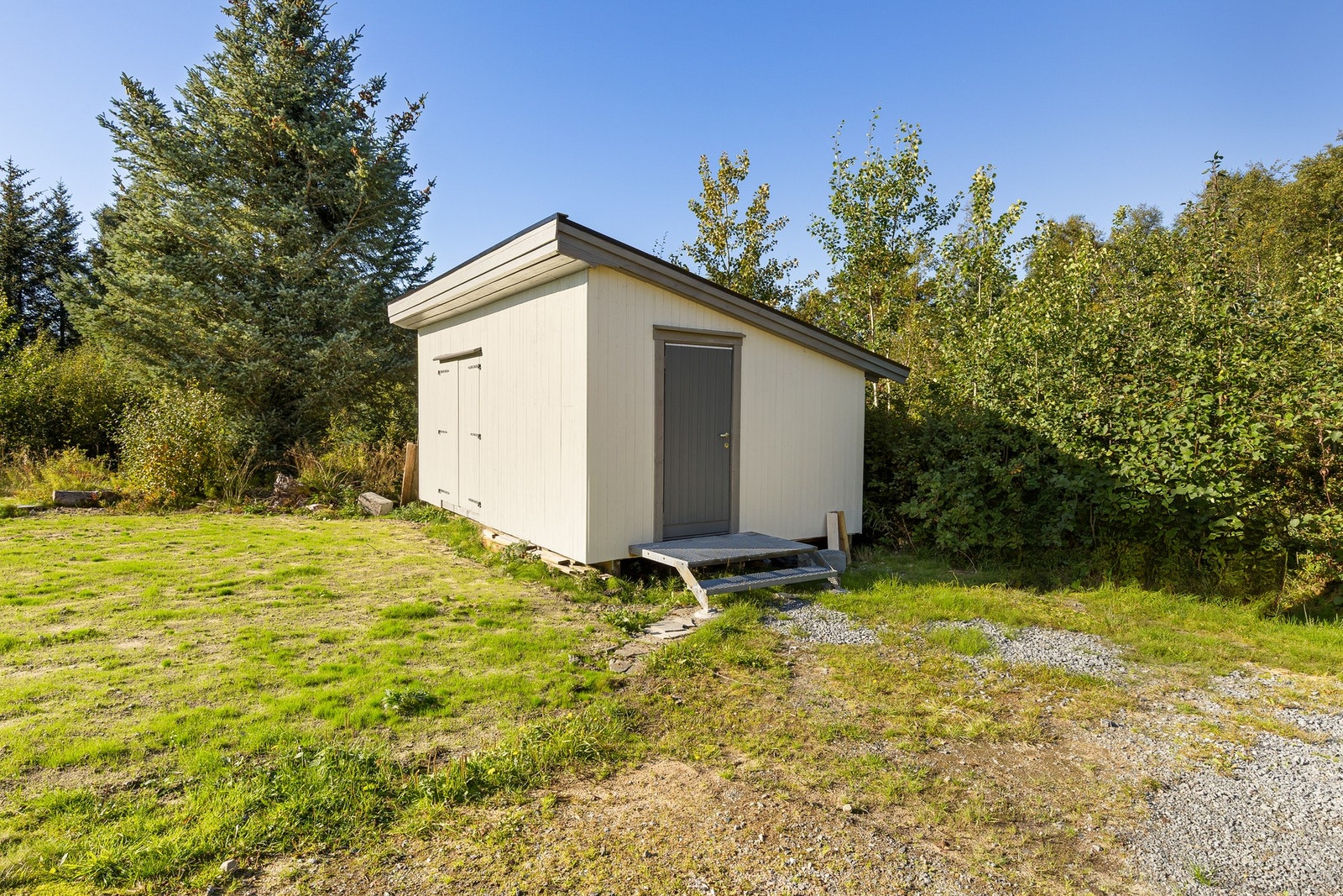 Praktisk utebod/uthus for ekstra oppbevaringsplass med innlagt strøm. Galleribilde