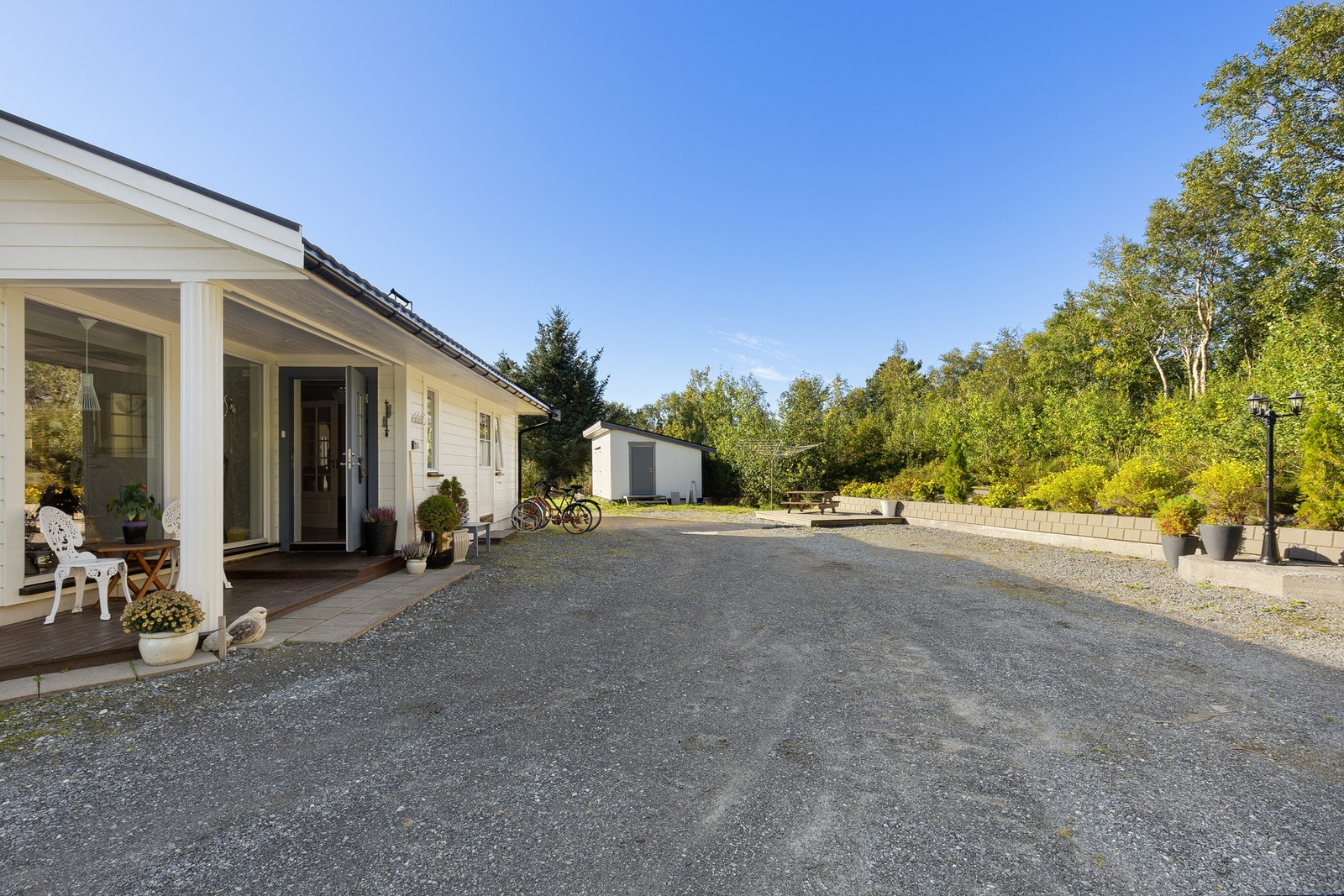 Stor innkjørsel/gårdsplass med god parkeringsplass. Sjenert beliggenhet på et høydedrag - helt usjenert fra nabobebyggelse. Galleribilde