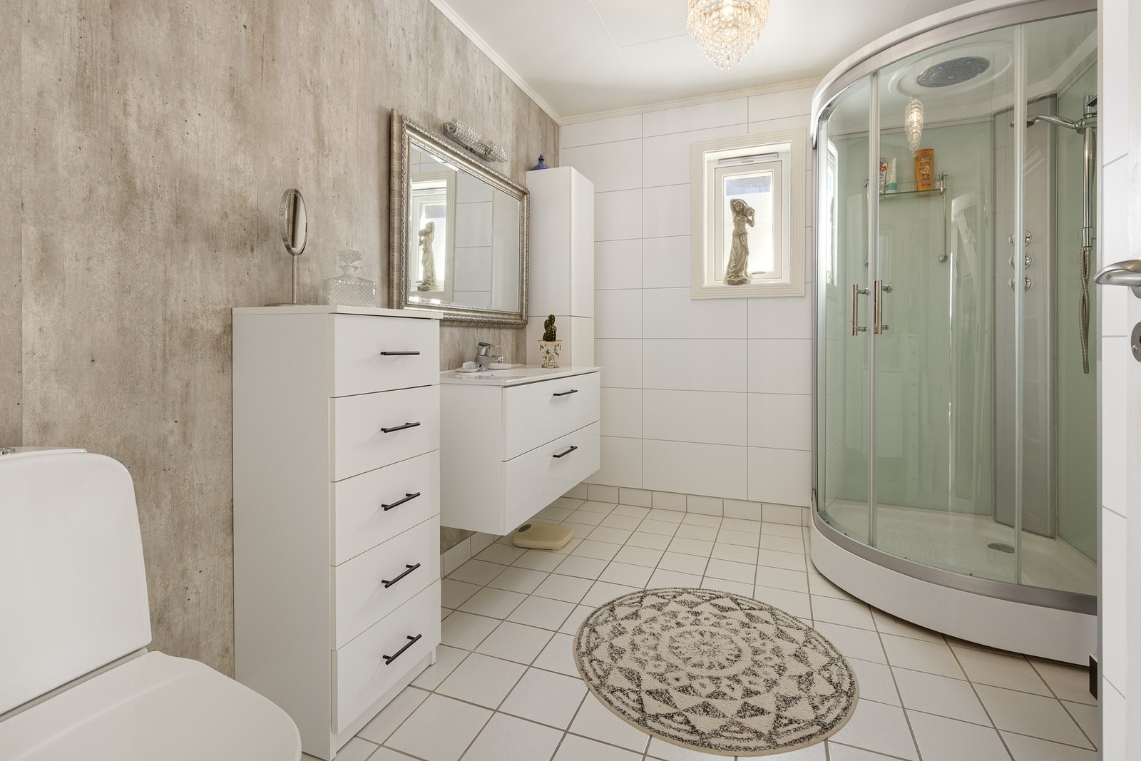 Badet i 1. etasje ble pusset opp i 2016, og fremstår med tidløs og moderne innredning. Galleribilde