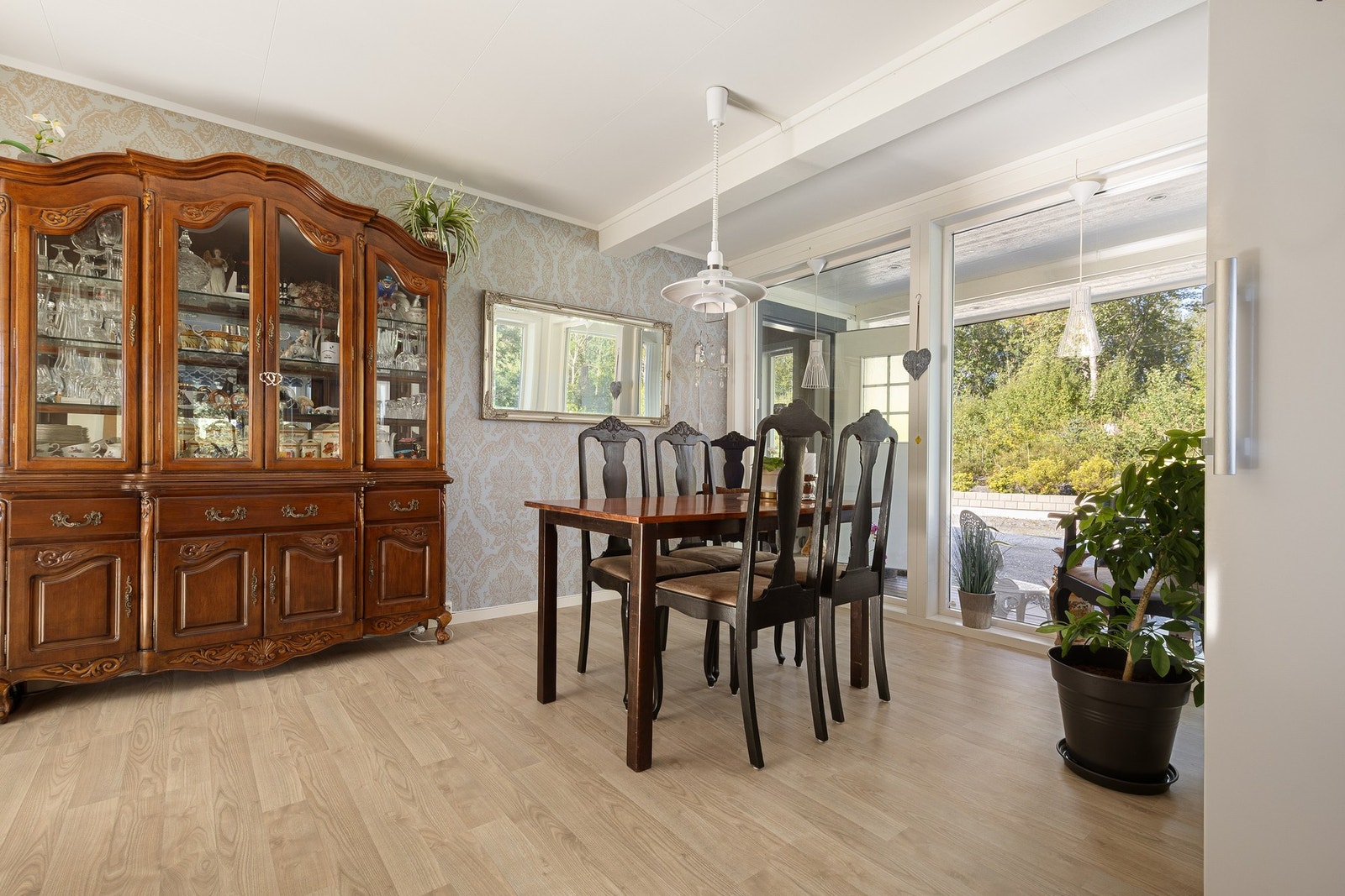 Stort kjøkken med god plass til egen sittegruppe - også her med store vindusflater som slipper inn rikelig naturlig lys. Galleribilde