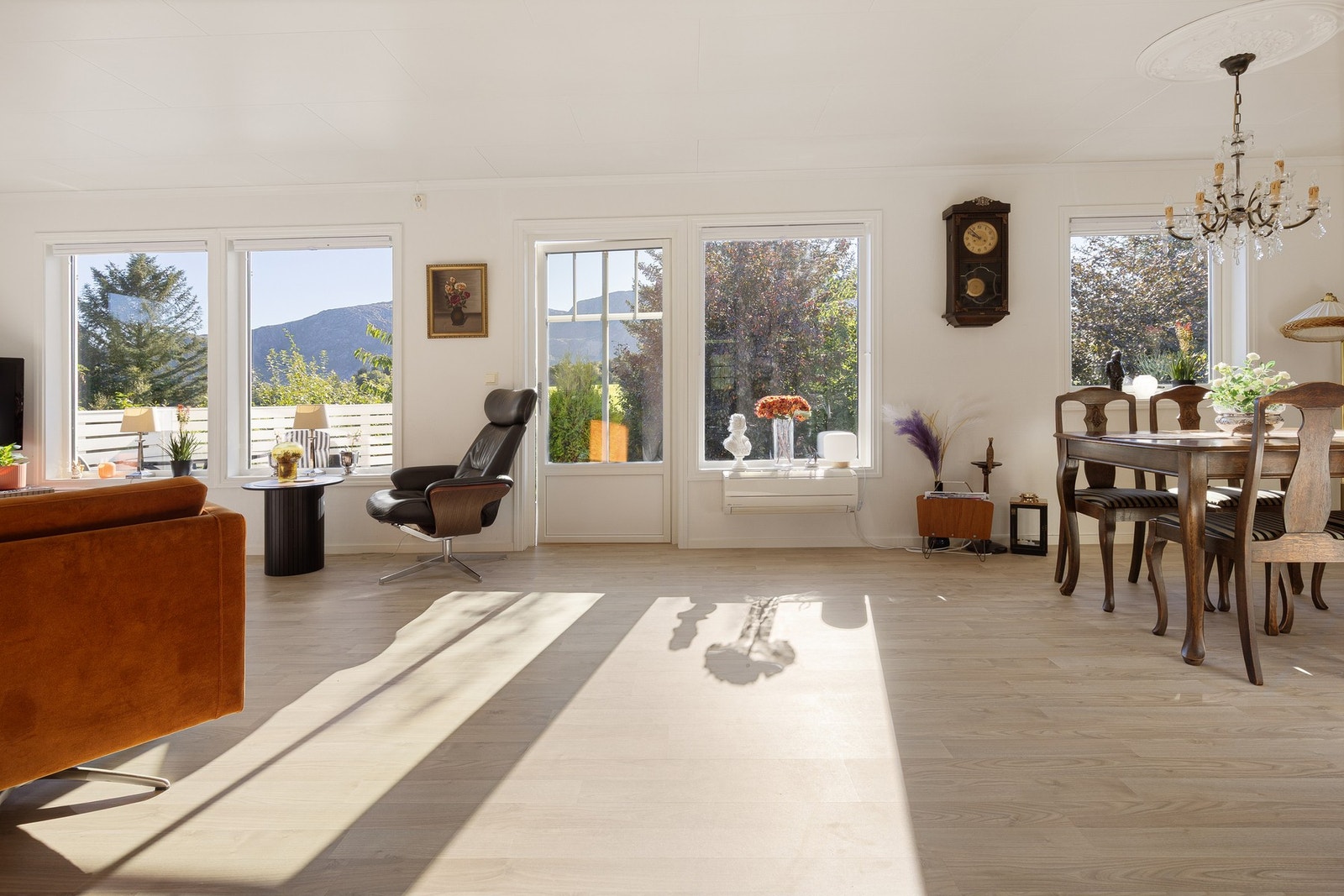 Lys og innbydende stue med herlig naturlig lysinnslipp fra store vindusflater Galleribilde