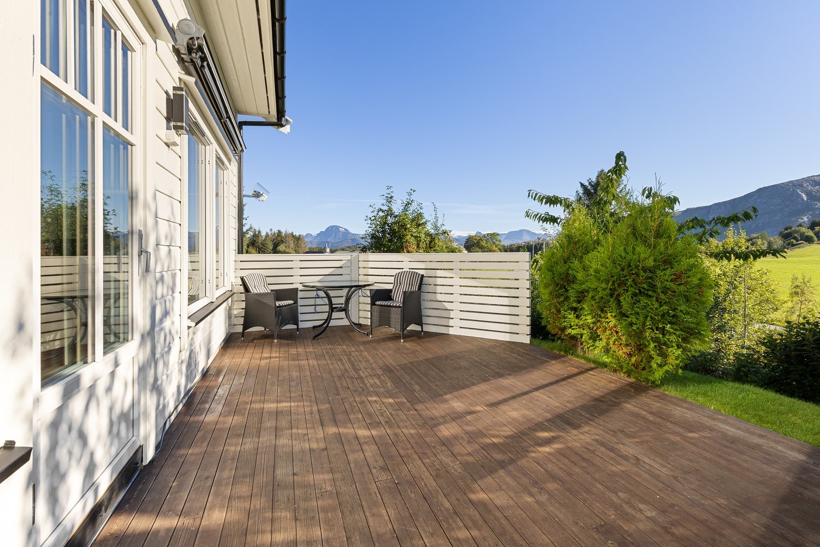 Eiendommen har svært flotte uteområder - med stor tomt og strålende sol- og lysforhold mot sørvest. Galleribilde