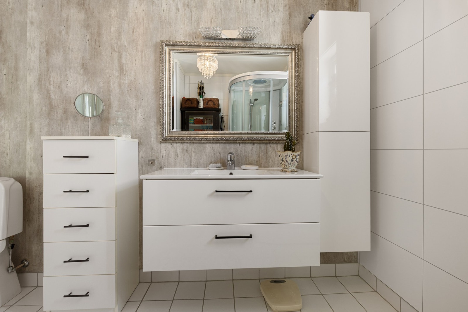 Flislagt gulv med elektriske varmekabler, dusjkabinett og gulvstående toalett. Galleribilde