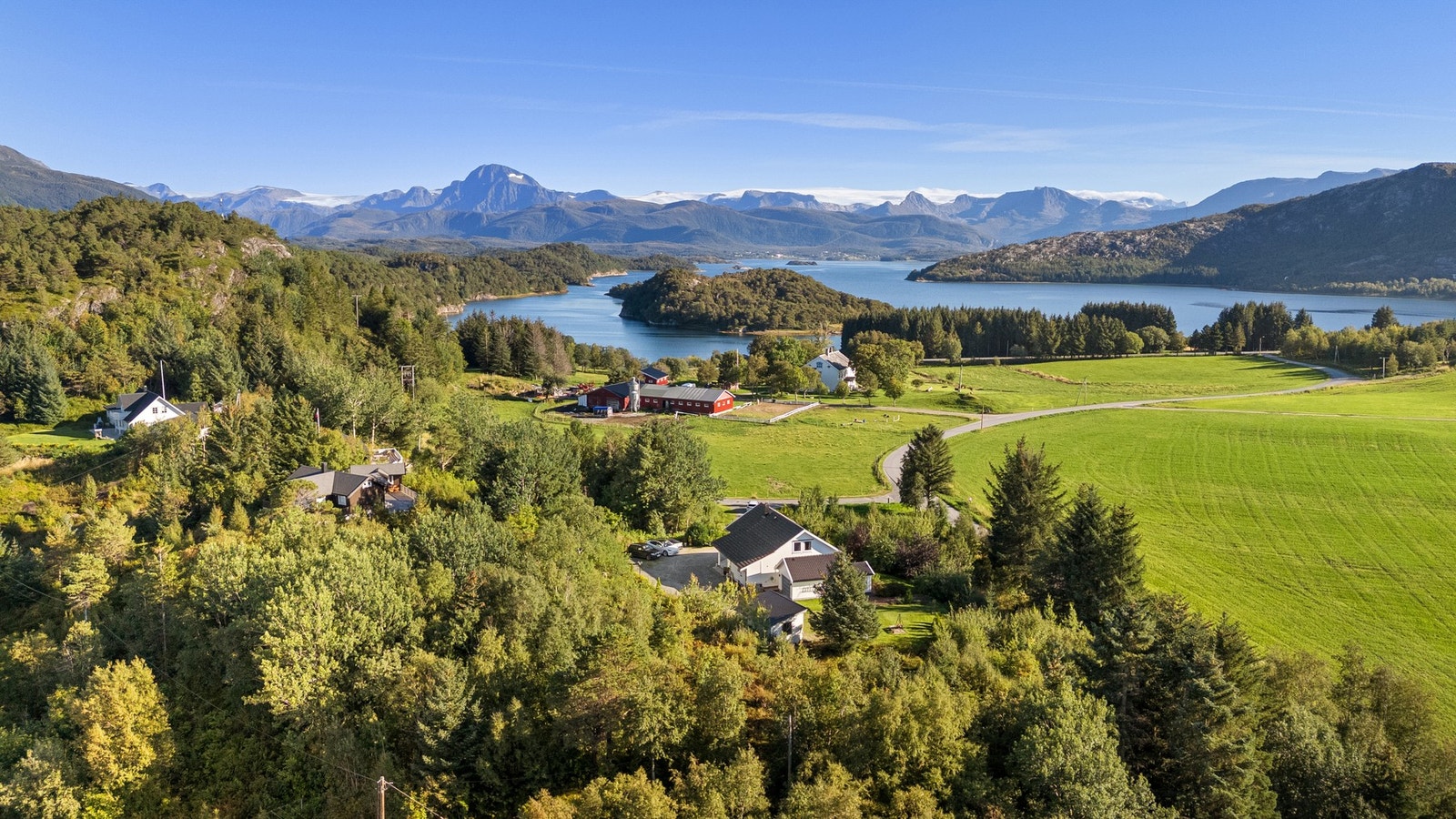 Landlige, idylliske omgivelser i alle himmelretninger - med flott beliggenhet på et høydedrag sentralt på Grønøya. Galleribilde