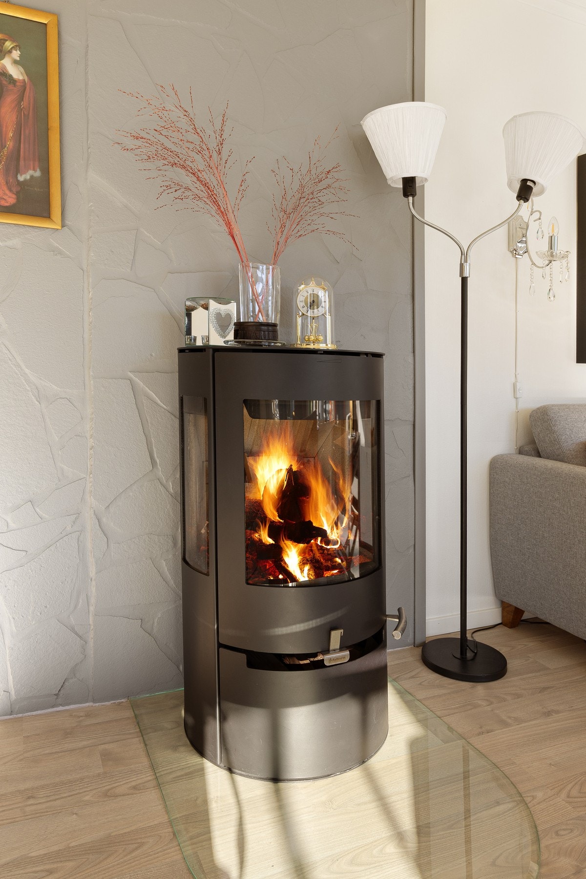 Stuen har både vedovn og luft-til-luft varmepumpe. Galleribilde