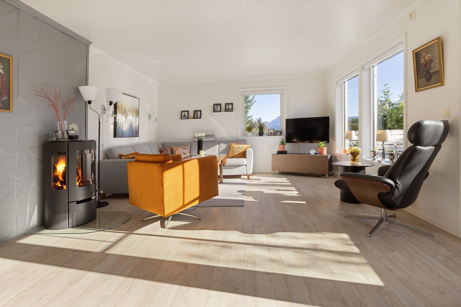 Stuen lar seg enkelt møblere med både sofa- og spisegruppe. Galleribilde