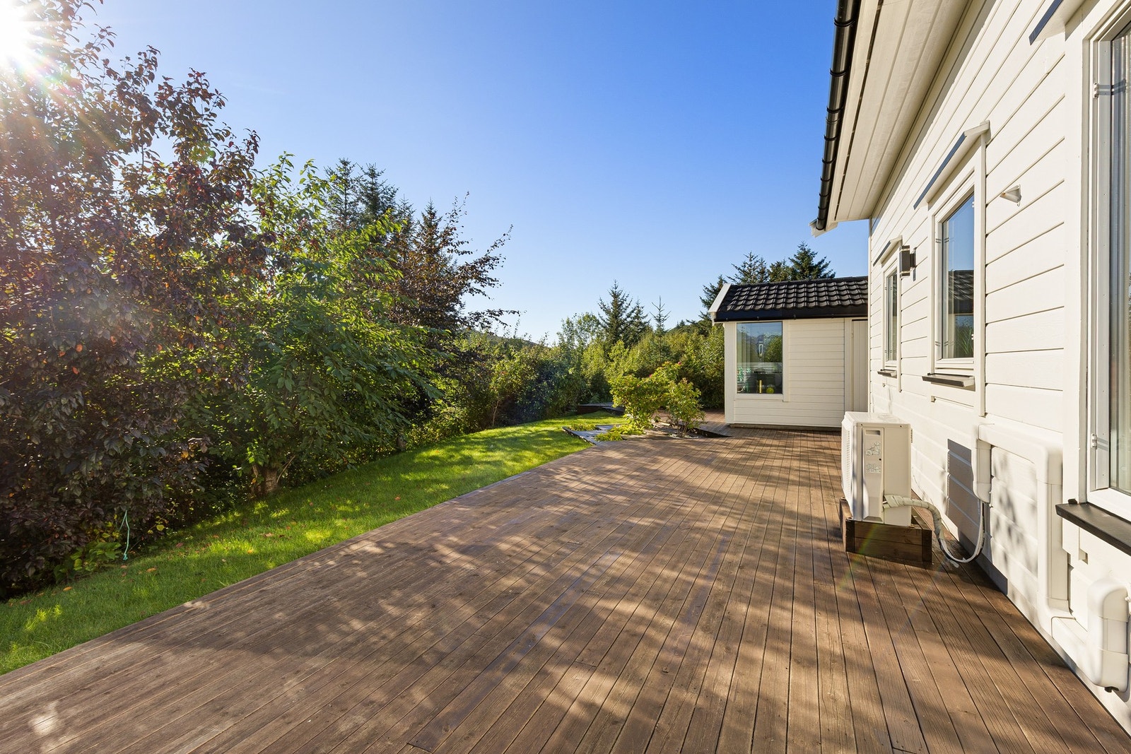 Eiendommen har svært flotte uteområder - med stor tomt og strålende sol- og lysforhold mot sørvest. Galleribilde