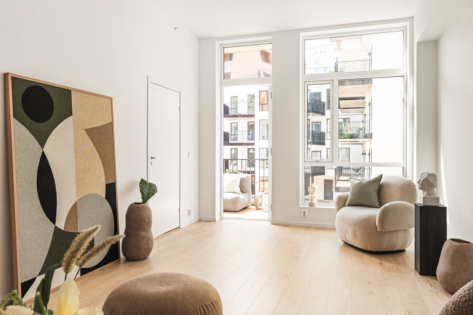 De store vinduene gir godt naturlig lys og balkongen virker forlengende på stuen. Galleribilde