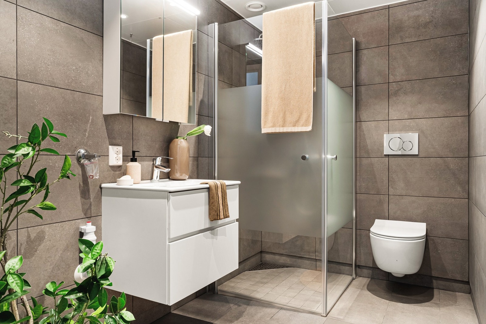 Det andre badet er også helfliset med varme, vegghengt toalett, dusjhjørne og servant. Galleribilde