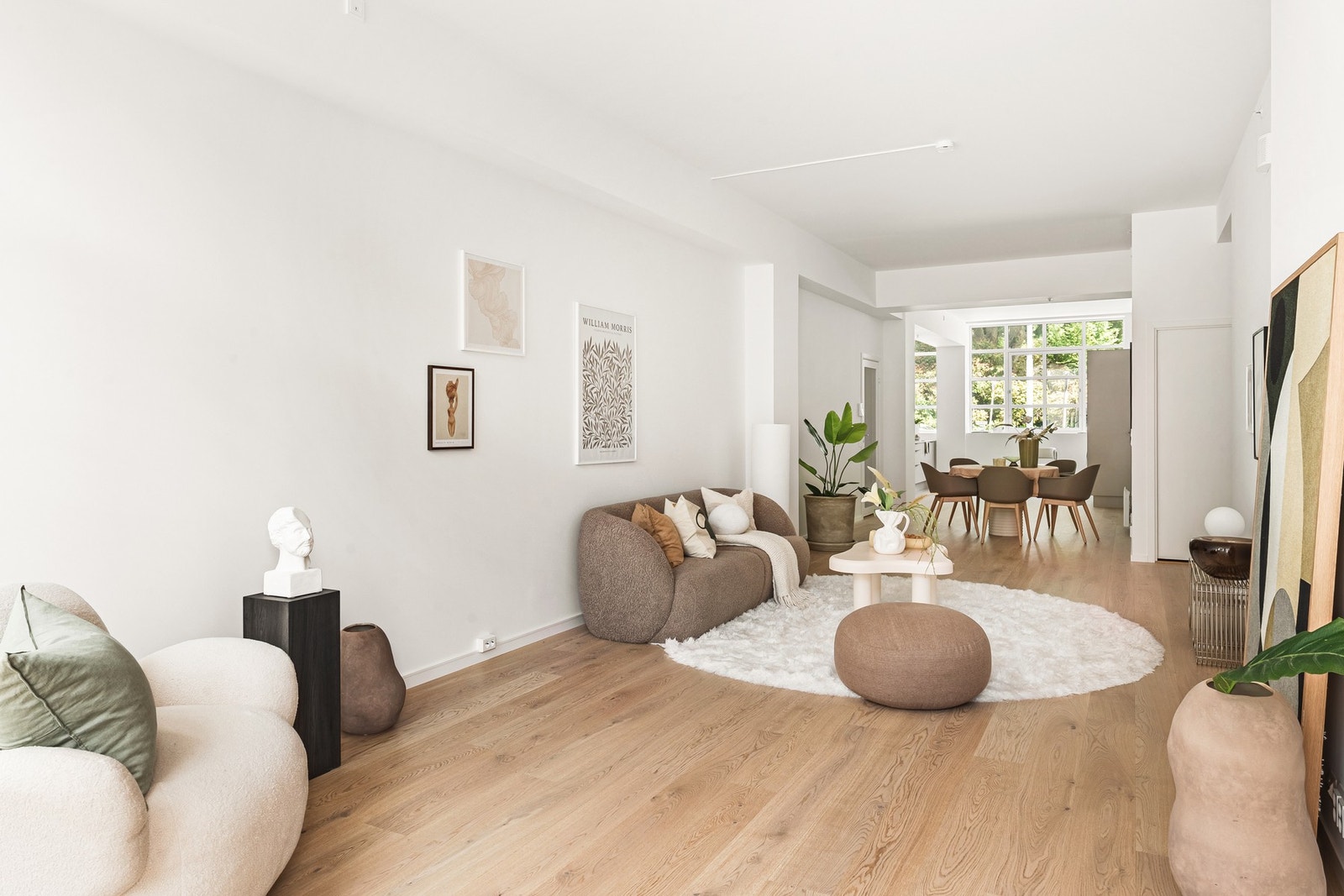 Midt i leiligheten har vi foreslått innredning med sofa, bord og TV, slik at man ved vinduene kan nyte det fine lyset. Galleribilde