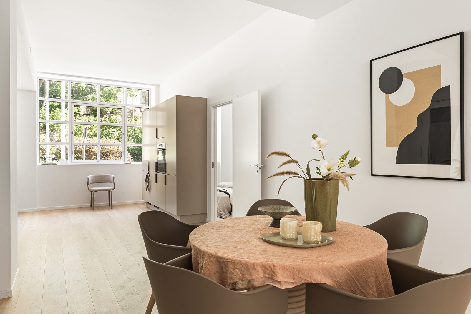 Det er gjennomgående lys fra vinduene, mot vest er det de særpregede industrielle, og store flater i andre enden. Galleribilde