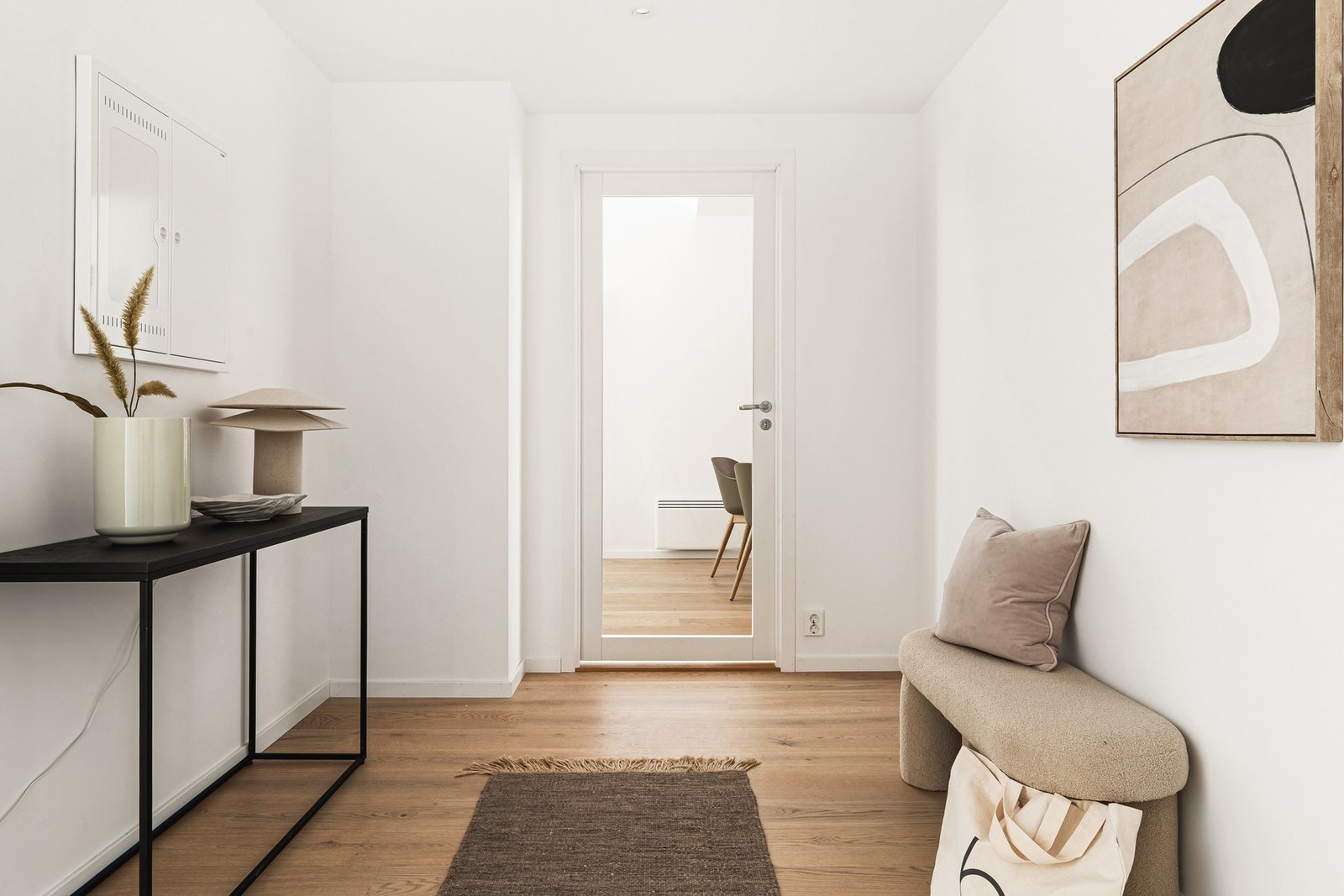 Det er plass til garderobeløsninger i entreen. Galleribilde