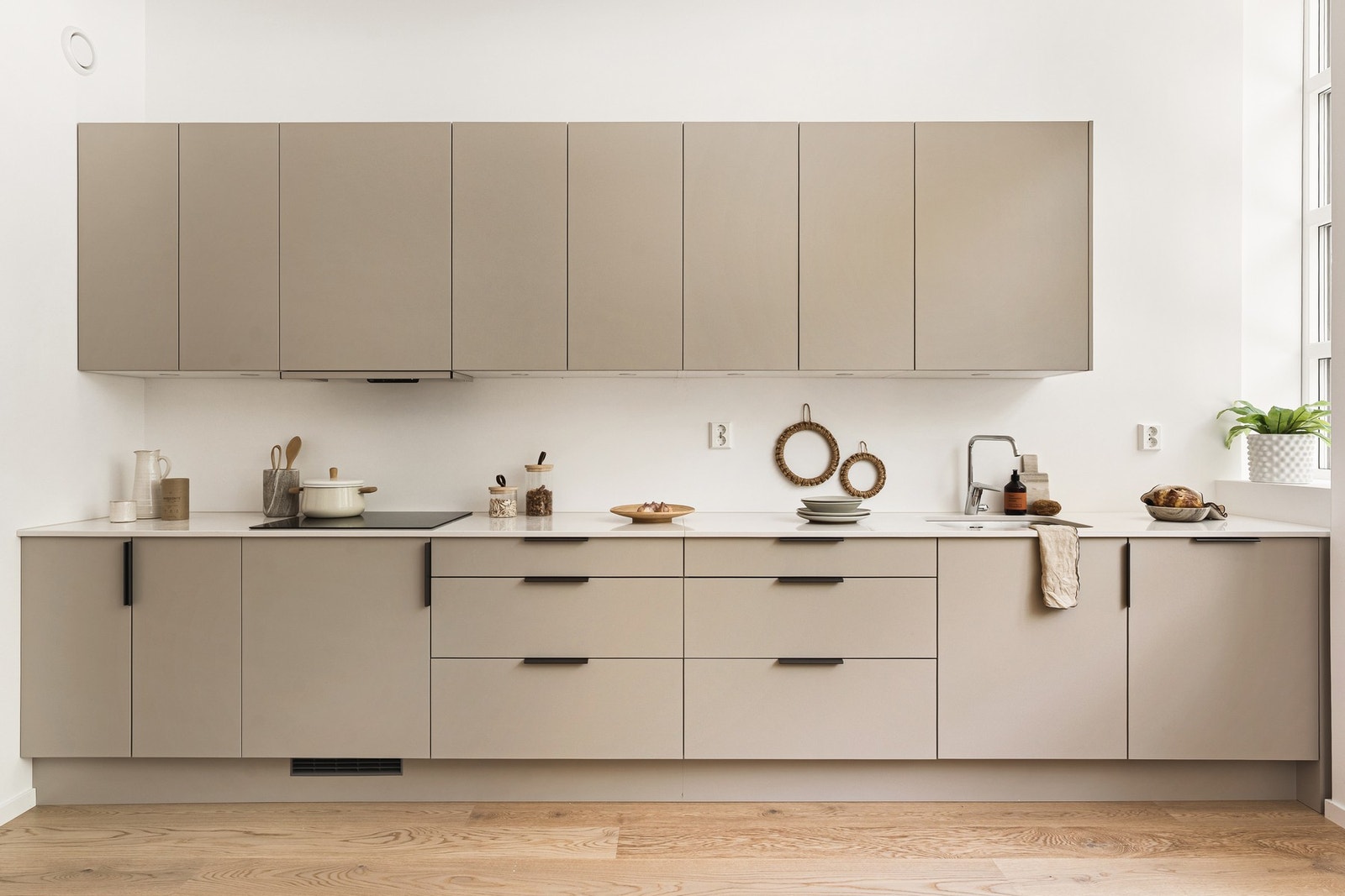 Alle hvitevarer er integrert og levert av Bosch. Dette inkluderer ventilator, kjøleskap, frys, oppvaskmaskin, stekeovn og platetopp. Galleribilde