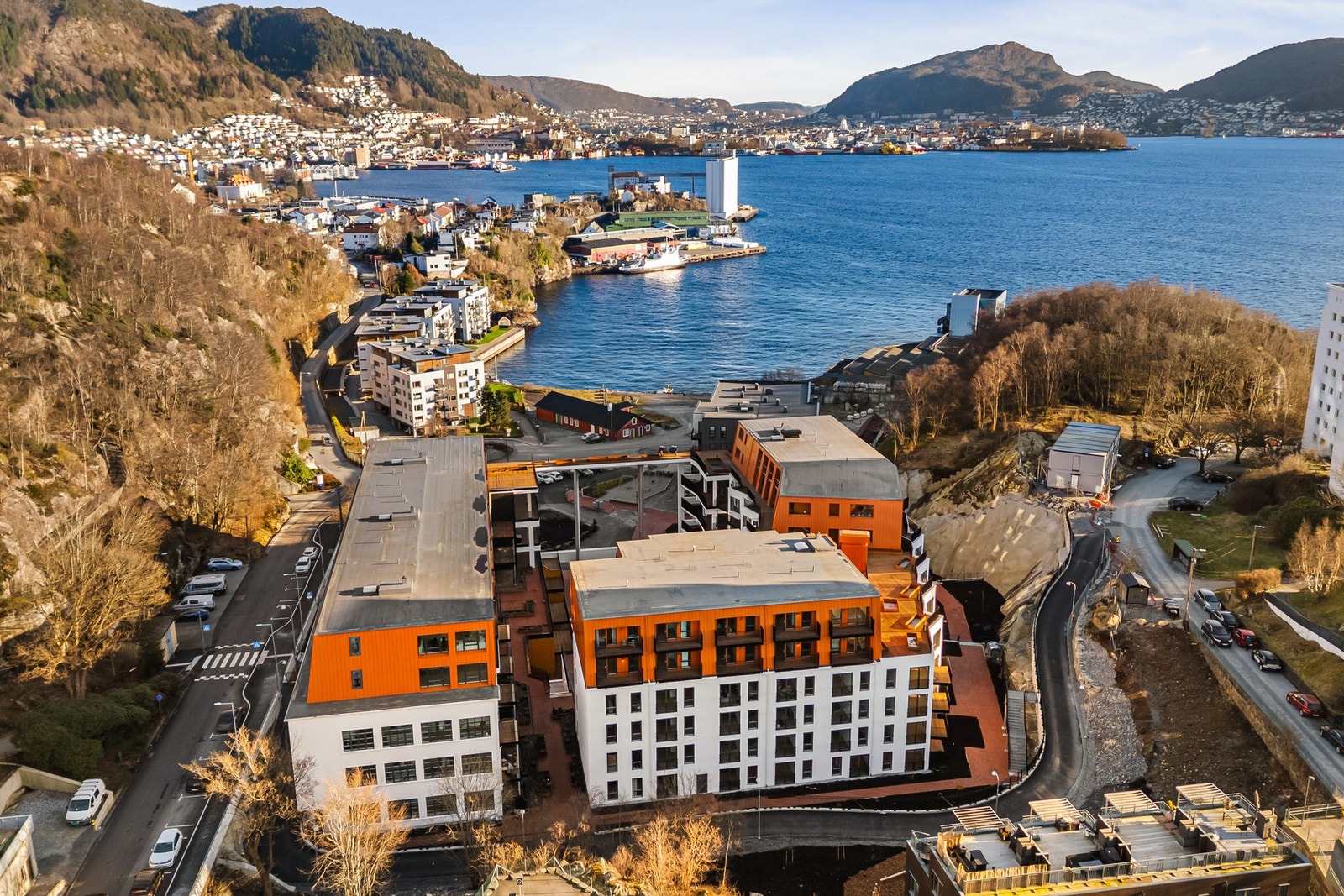 Bosett deg sentralt, sjønært, men rolig! Galleribilde