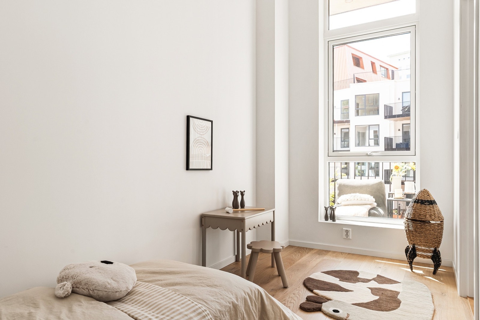 Deilig vindusflate i rommet. Galleribilde