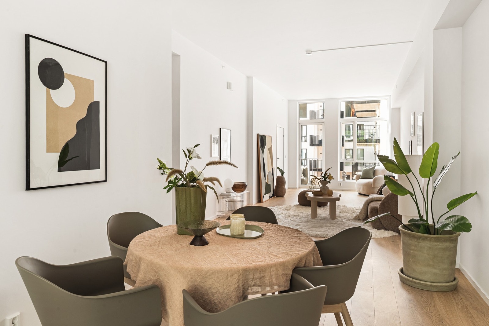 Fra entreen ligger stue og kjøkken i åpen løsning. Galleribilde